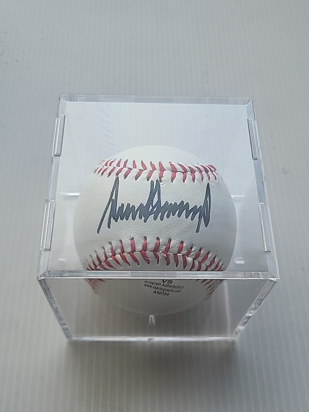 PRESIDENT DONALD TRUMP Hand-Signed Autographed Baseball W/COA & (Display Case) PRESIDENT DONALD TRUMP Hand-Signed Autographed Baseball W/COA & (Display Case)