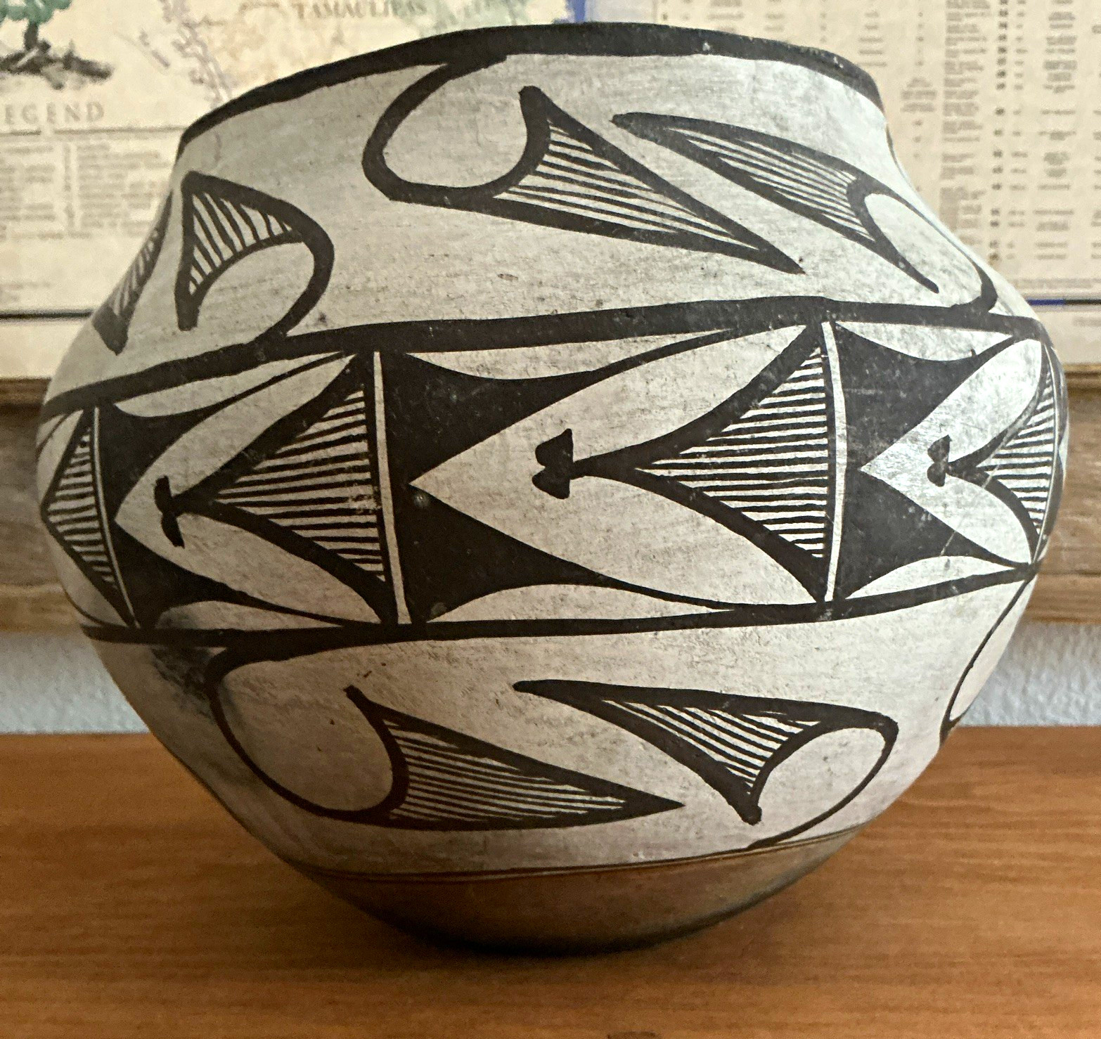 Very Old Gray & Black Geometric Pot Acoma or Zuni Great Display Piece
