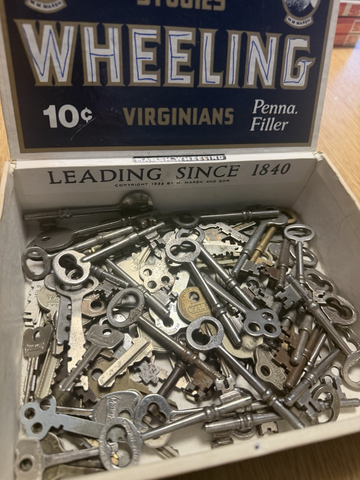 Huge Lot 92 Vintage Antique Skeleton Keys Flat Lock Door Hardware Cigar Box Huge Lot 92 Vintage Antique Skeleton Keys Flat Lock Door Hardware Cigar Box