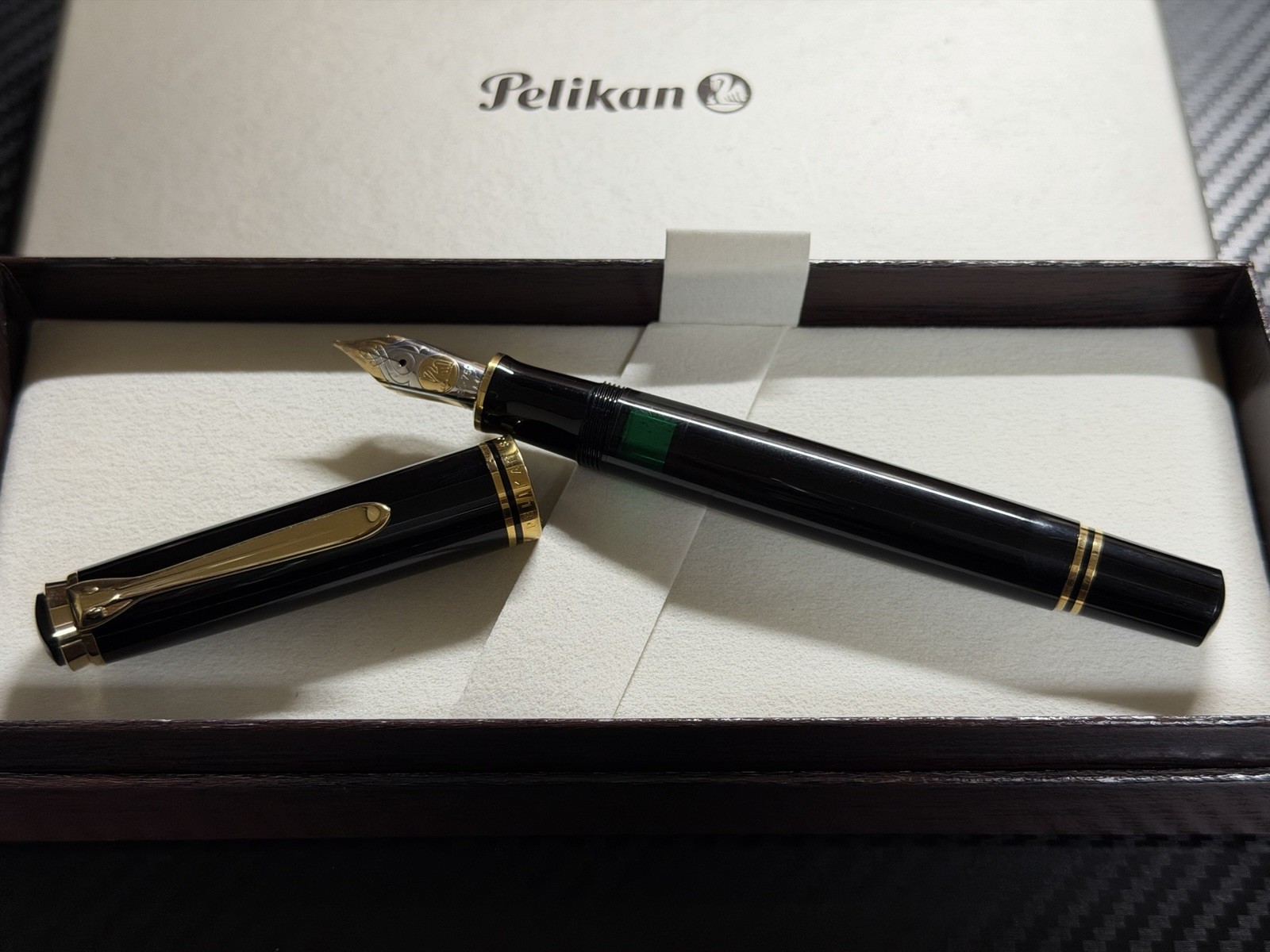 Excellent Condition Pelikan Souverän M800 Black M Medium Nib Fountain Pen