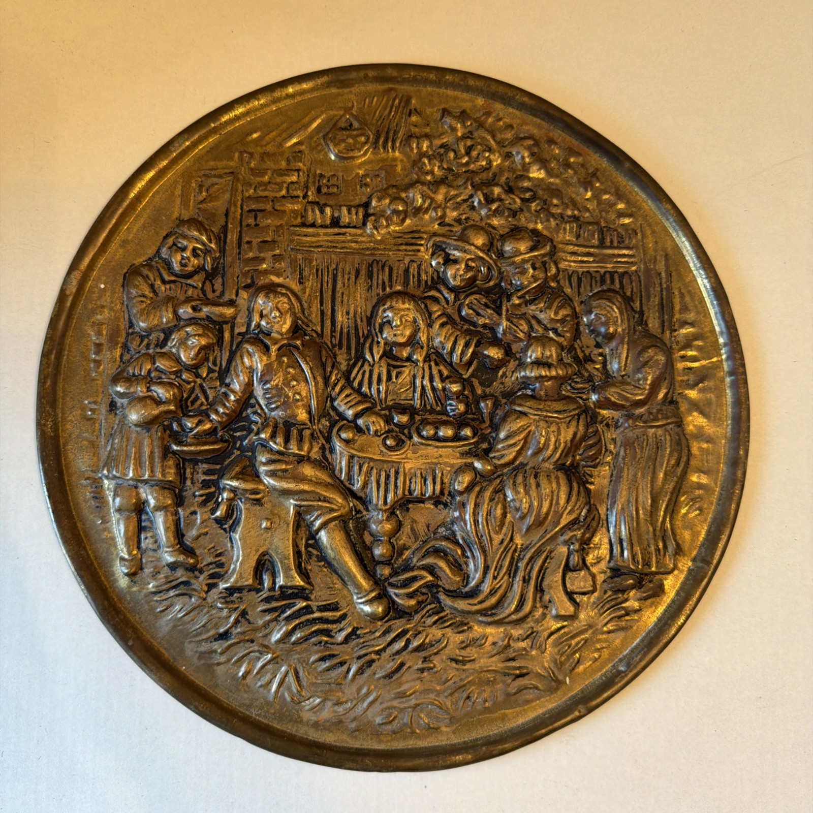 VTG MCM 1950’s 10” Brass Wall Plate Tavern Pub Bar Scene Drinking Scene England