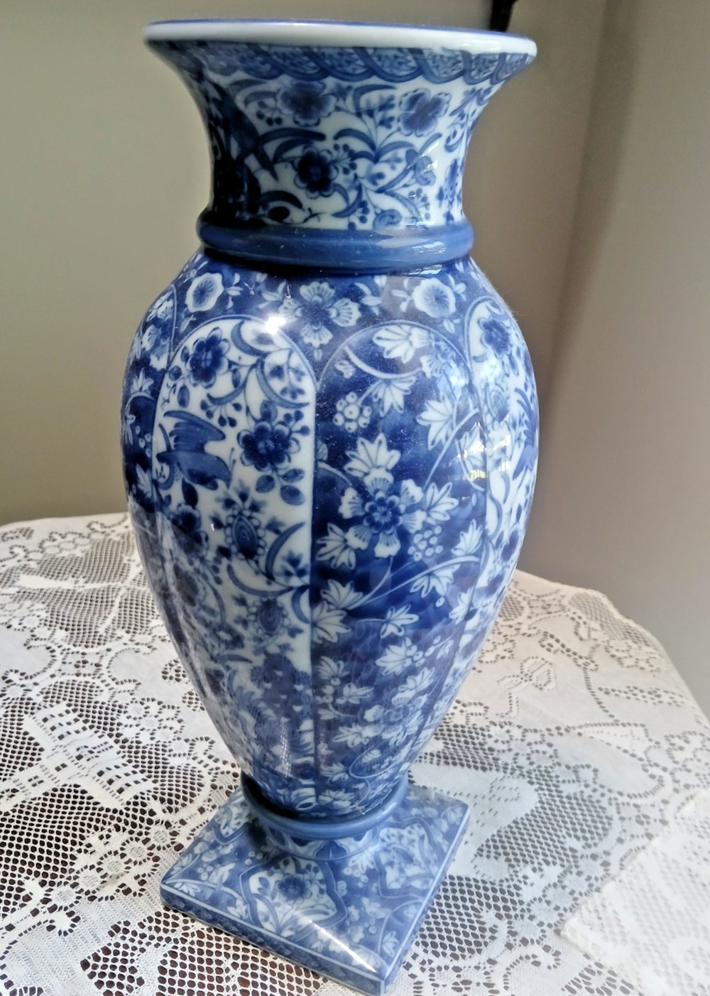 Japanese Blue & White Vase – Sanyo Tokki Ryuhou Kiln – “Flower Wind” Sometsuke