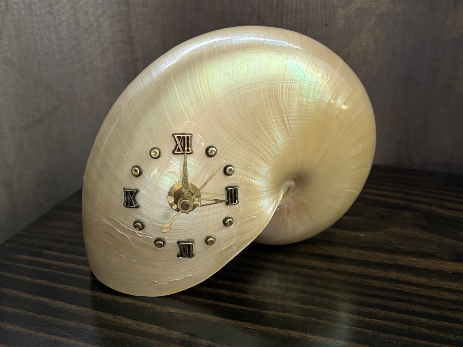 Vintage Nautilus Shell Clock Working Quartz Mother of Pearl MOP Coastal Nautical