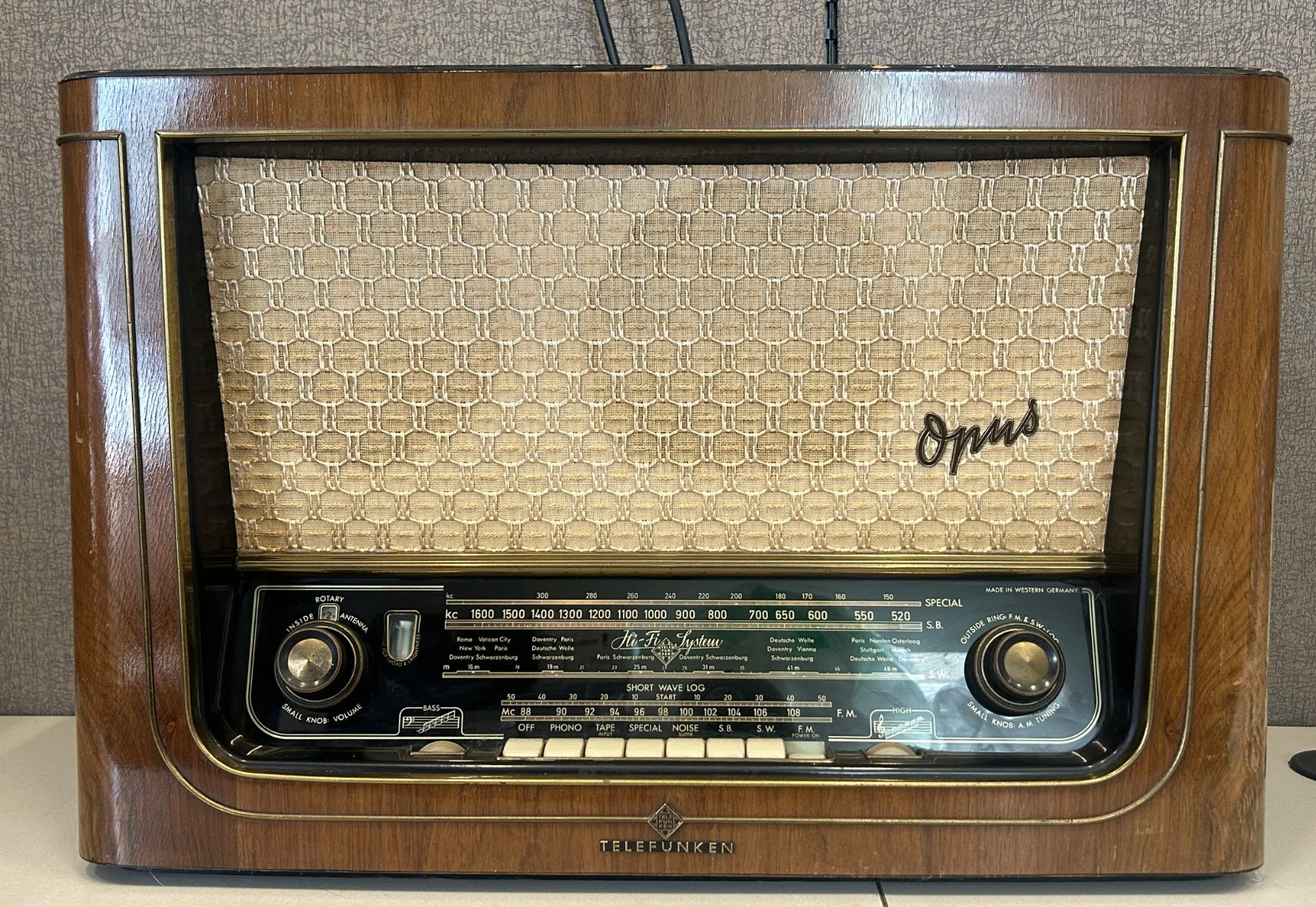 Vintage 1950s Telefunken German Opus 55 Tube Radio TESTED Works Great Vintage 1950s Telefunken German Opus 55 Tube Radio TESTED Works Great