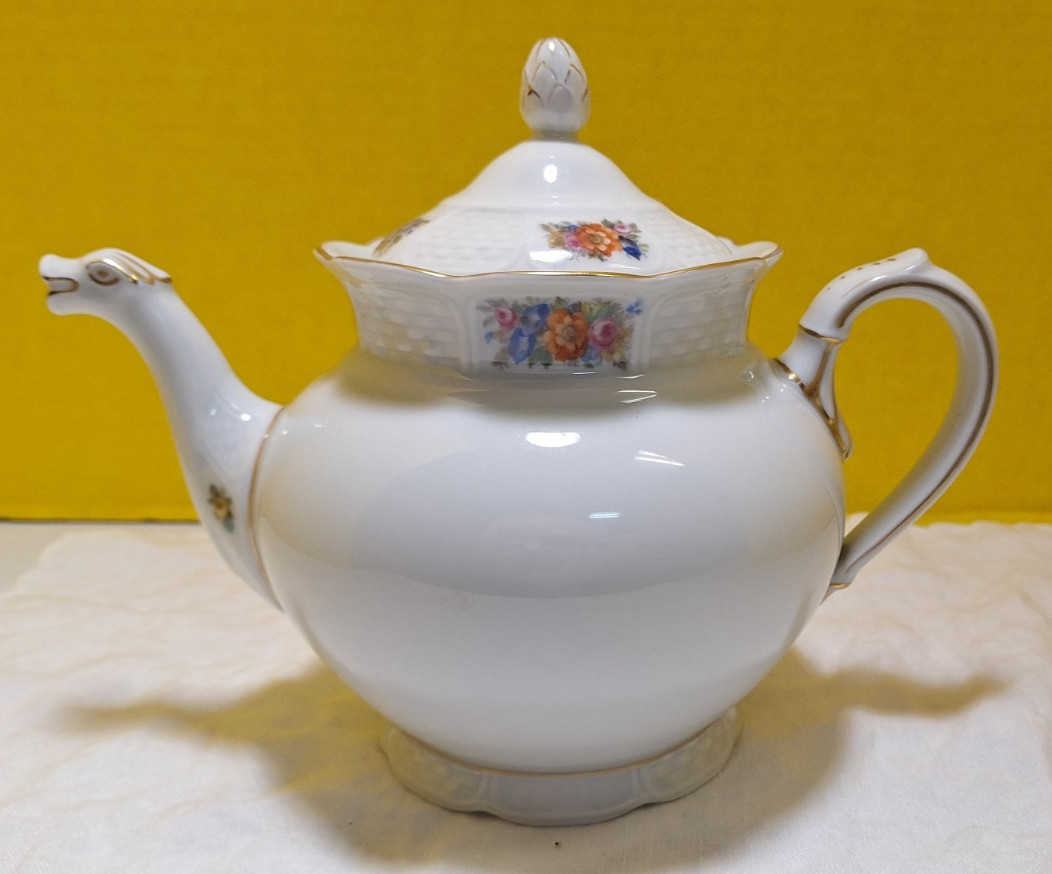 Vintage 1920s Rosenthal Bavaria Sanssouci Porcelain Teapot - Floral Basketweave Vintage 1920s Rosenthal Bavaria Sanssouci Porcelain Teapot - Floral Basketweave