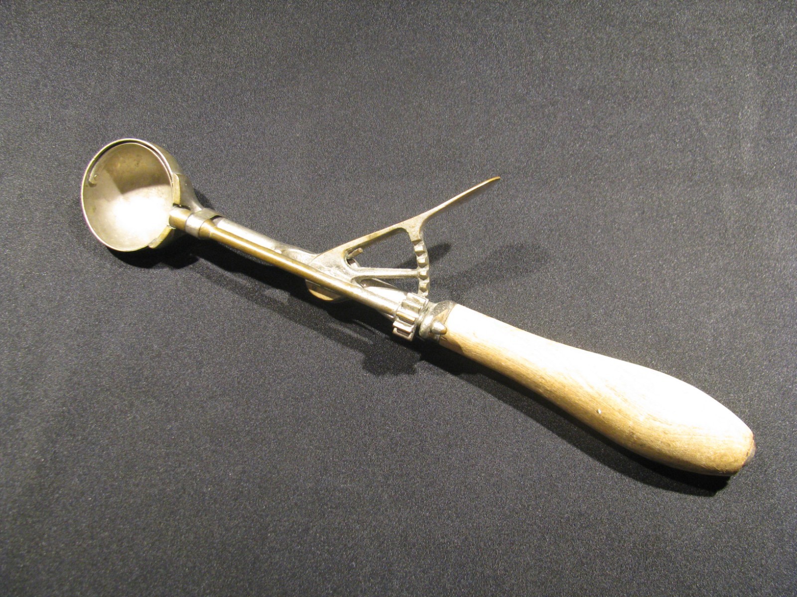 Antique Gilchrist No. 31 Ice Cream Scoop Size 40 Rare Soda Fountain Wood Handle