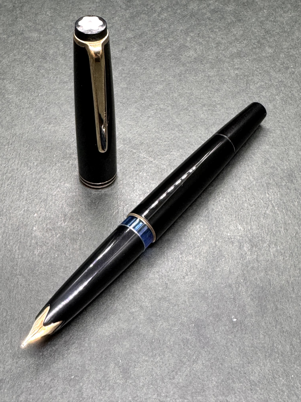 MONTBLANC No.22 Black GT Vintage Piston-filler Fountain Pen 14C 585 nib/ EF