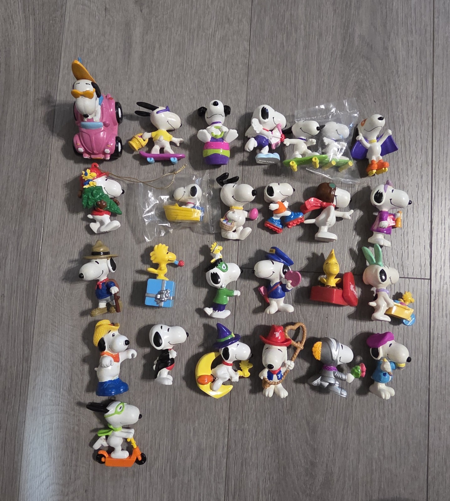 Lot of 28 Vintage Snoopy Peanuts PVC Figures United Feature Whitman Holiday 