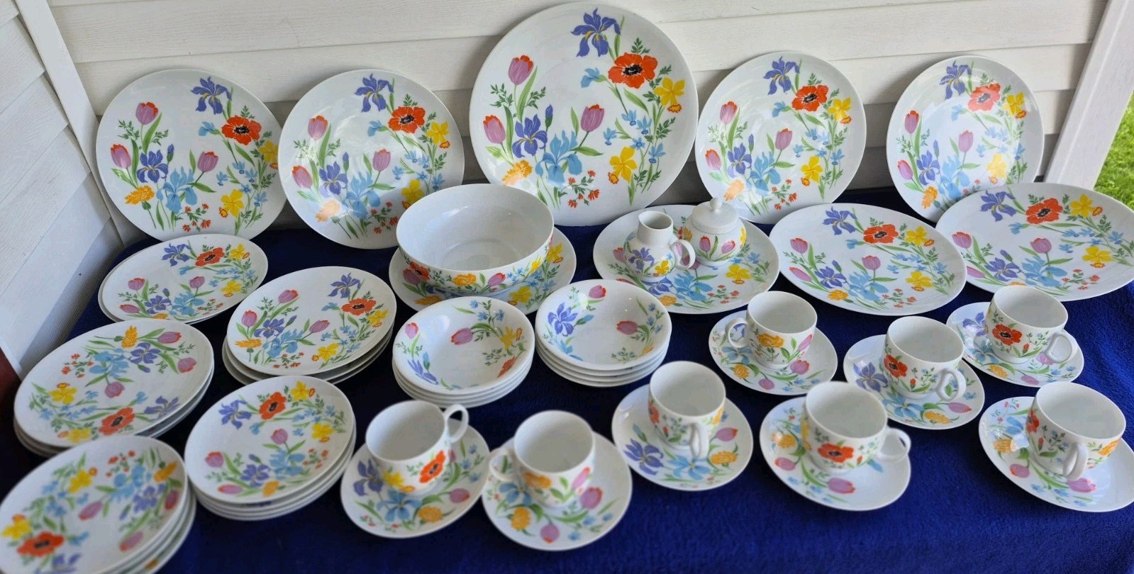 VINTAGE HEINRICH BAVARIA GERMANY DINNERWARE SET,FLORAL DESIGN SETTING OF 8 NICE