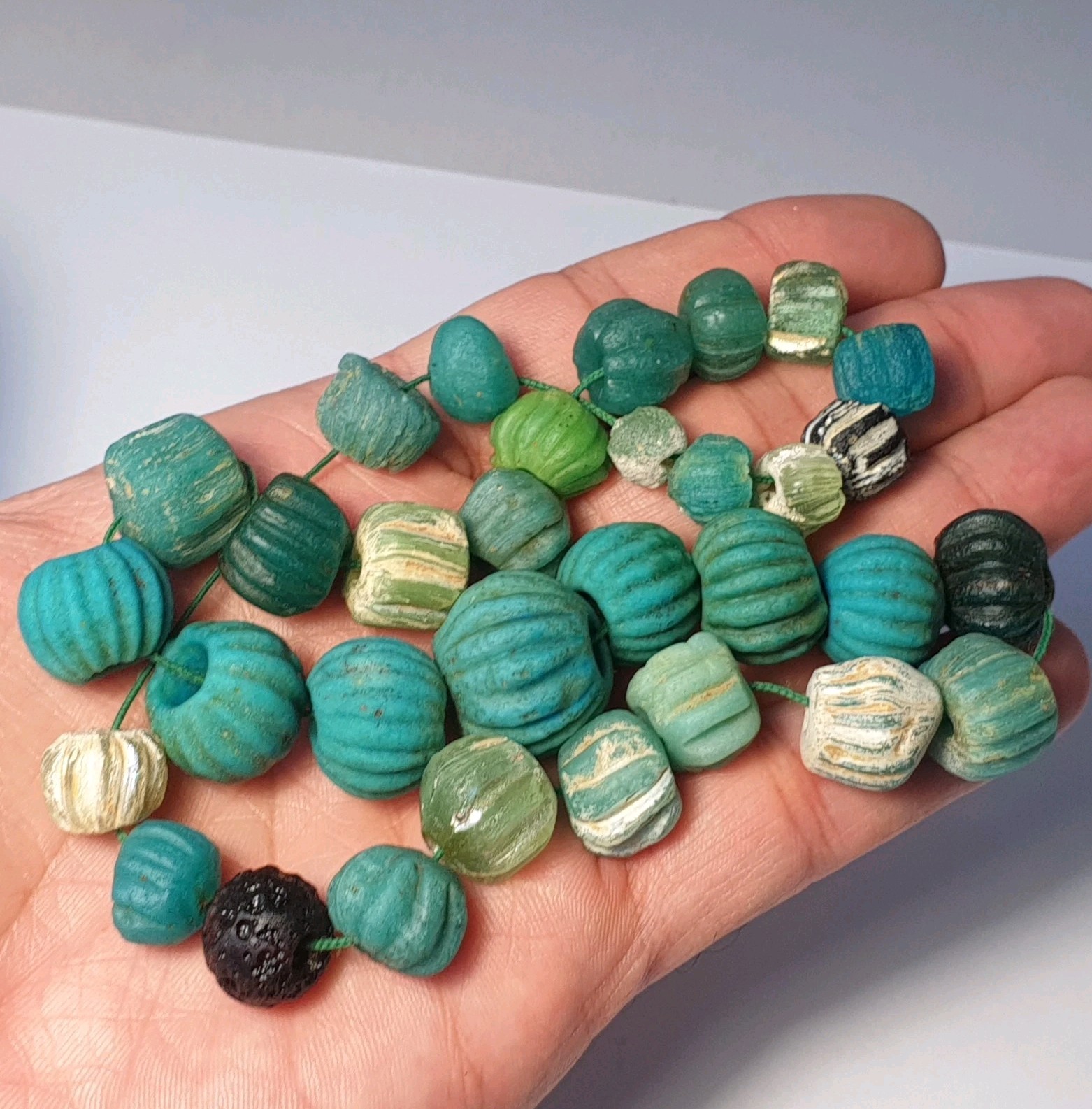 A STRAND OF 32 ANCIENT ROMAN EGYPTIAN MELON FAIENCE & GLASS BEADS (11mm to 21mm)