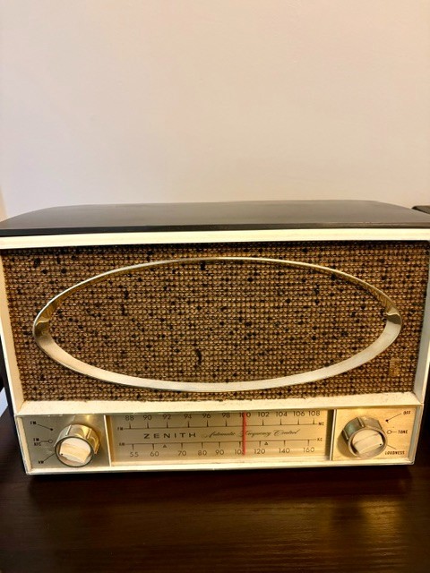 Antique 1957 Zenith Radio AM/FM Tube Tested
