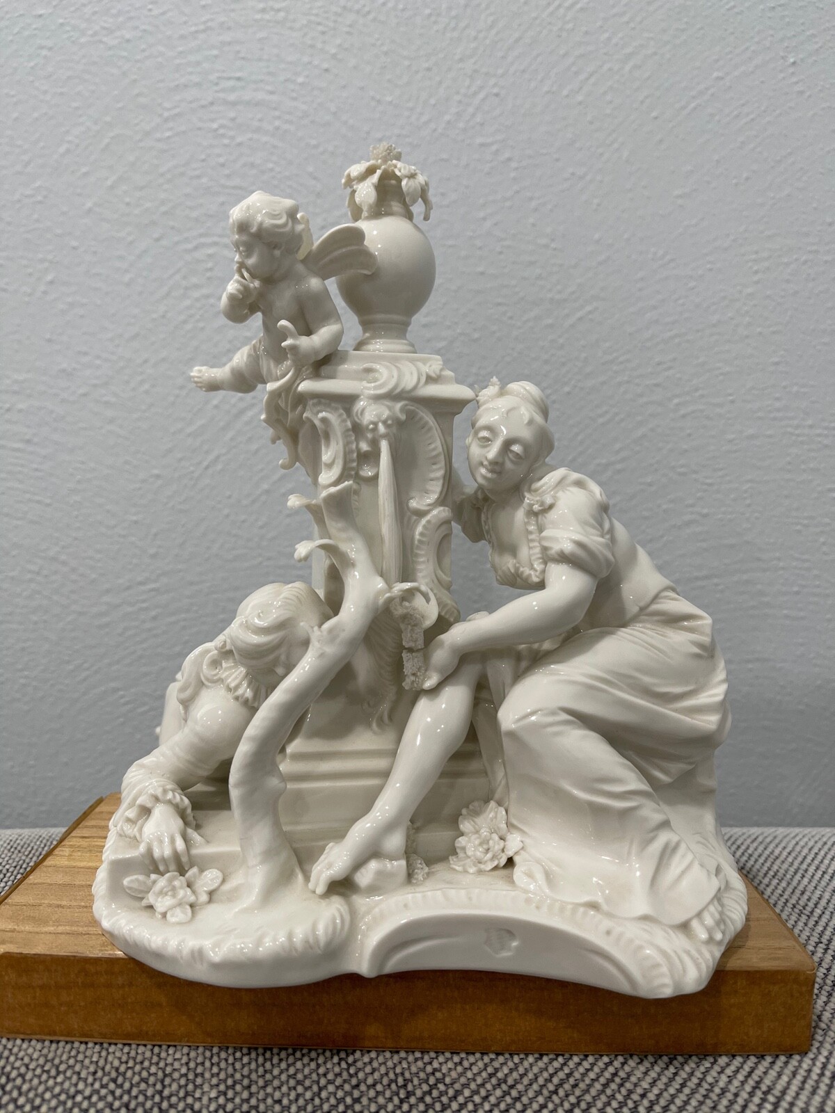 Antique Nymphenburg Porcelain Group Eavesdropper at the Well Bustelli Figurine75