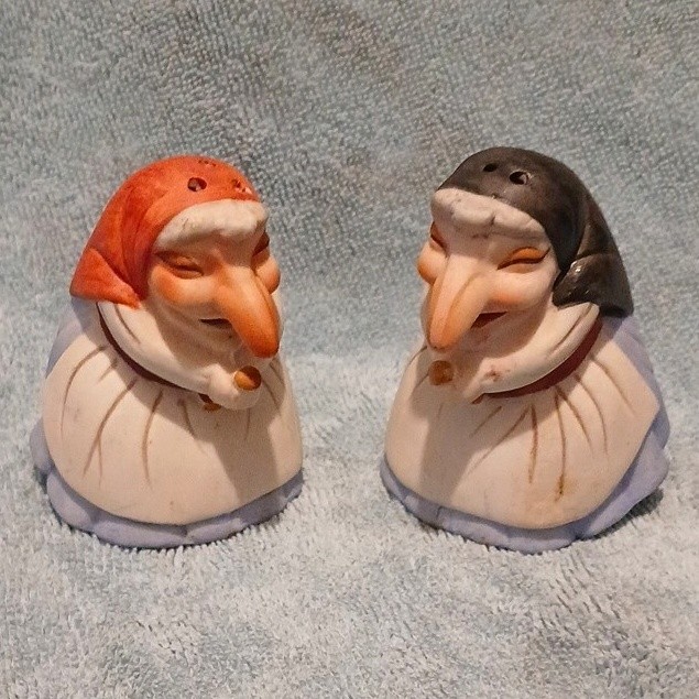 Vintage Novelty Old Woman Figural Ceramic Salt & Pepper Shakers Set (2)