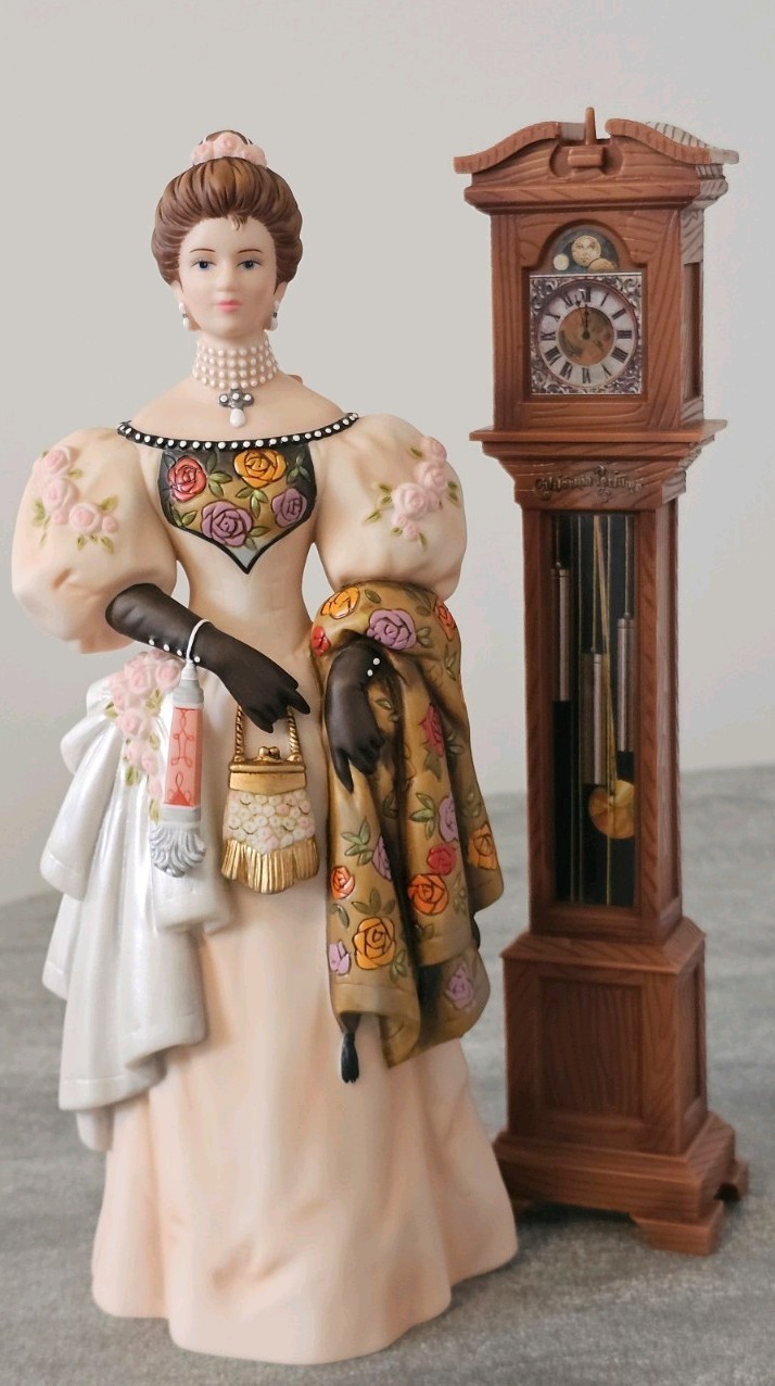AVON Commemorative 2000 Mrs. Albee Award Full-size Porcelain Lady w/Box+Card