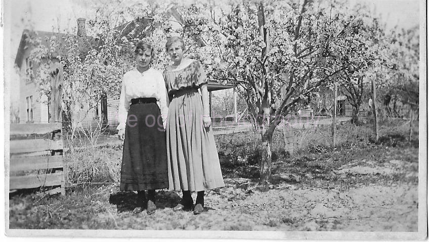 Found FAMILY PHOTOGRAPH bw SWEET PORTRAIT Original Snapshot VINTAGE 06 13 F