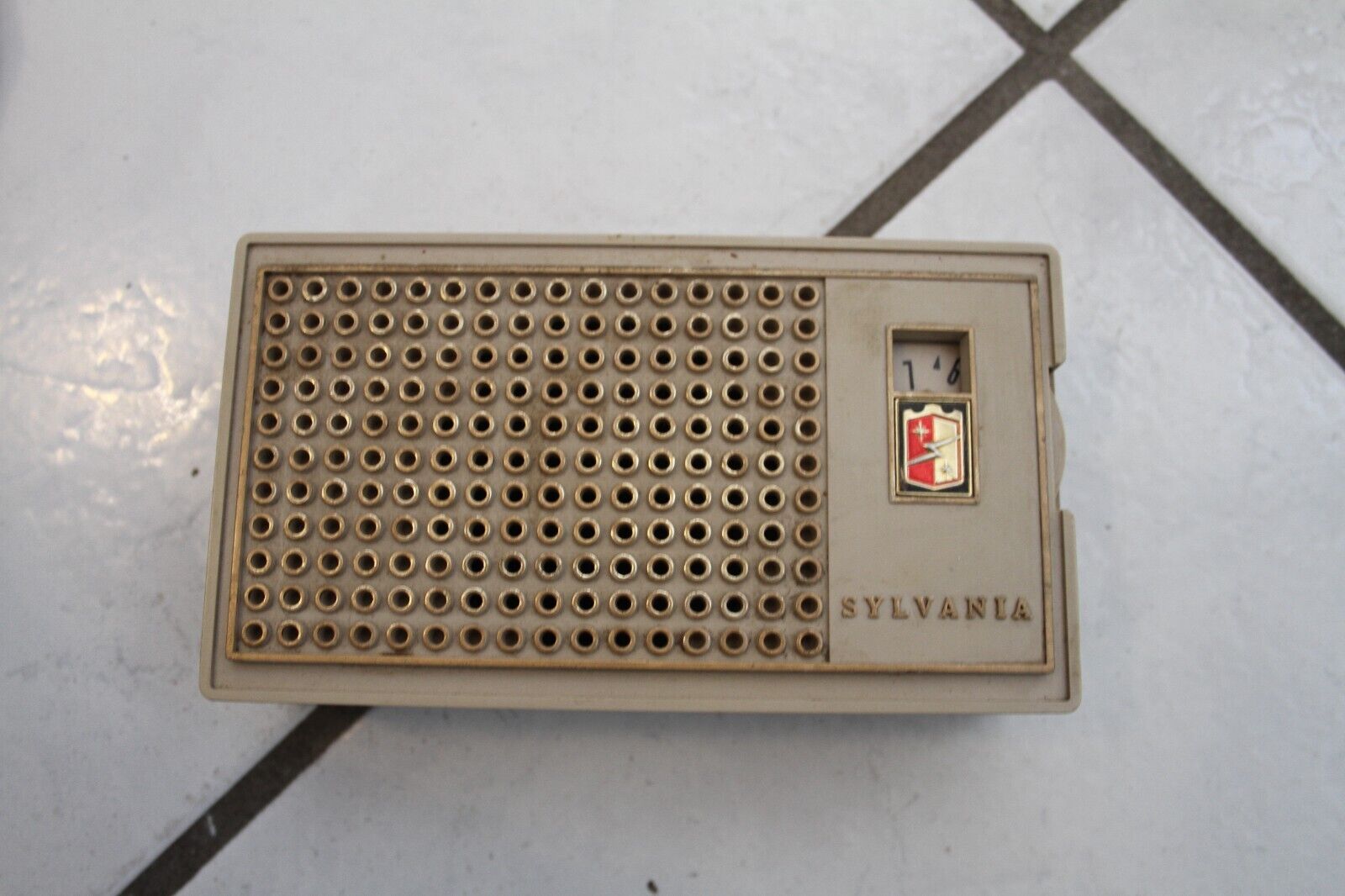 Vintage 1962 Sylvania 4 Transistor Radio # 4P19WD works needs battery box holder
