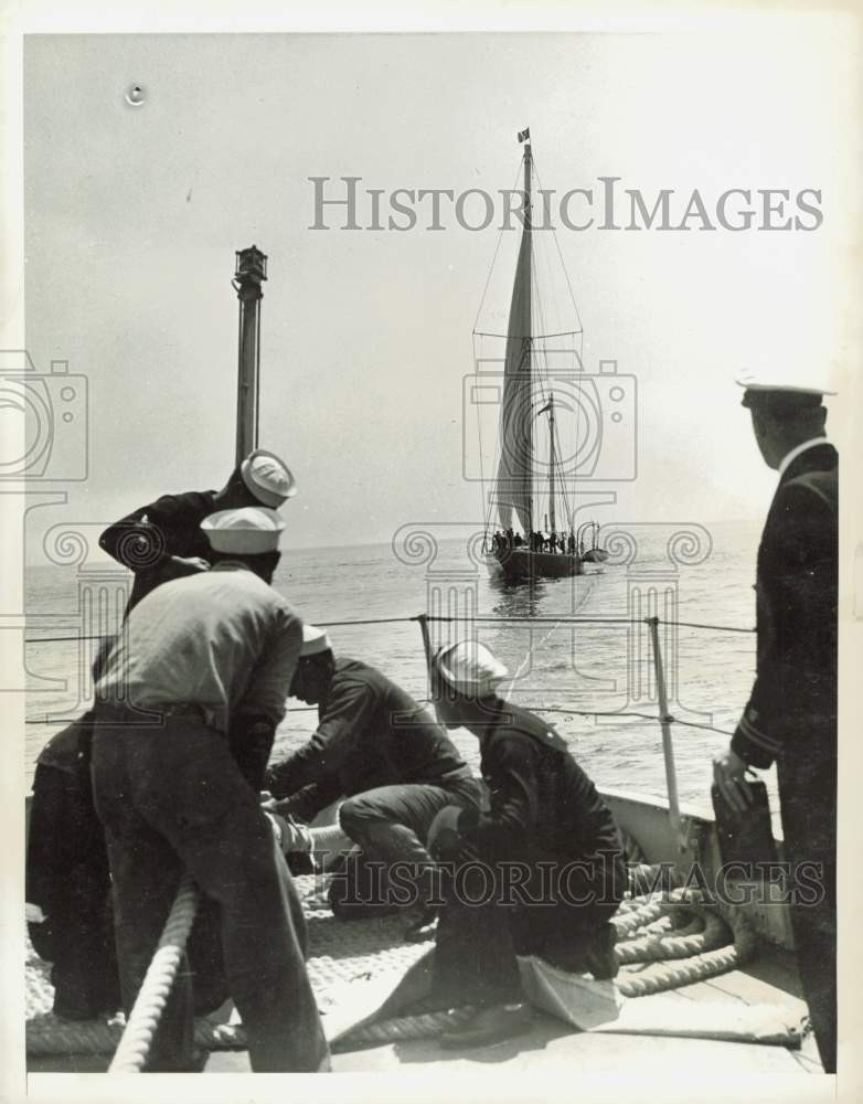 1937 Press Photo Coast Guard cutter tows the Endeavour I near Martha\'s Vineyard
