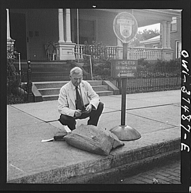 Photo:Washington Court House Ohio 1900s Ticket Agent Inspecting Freight