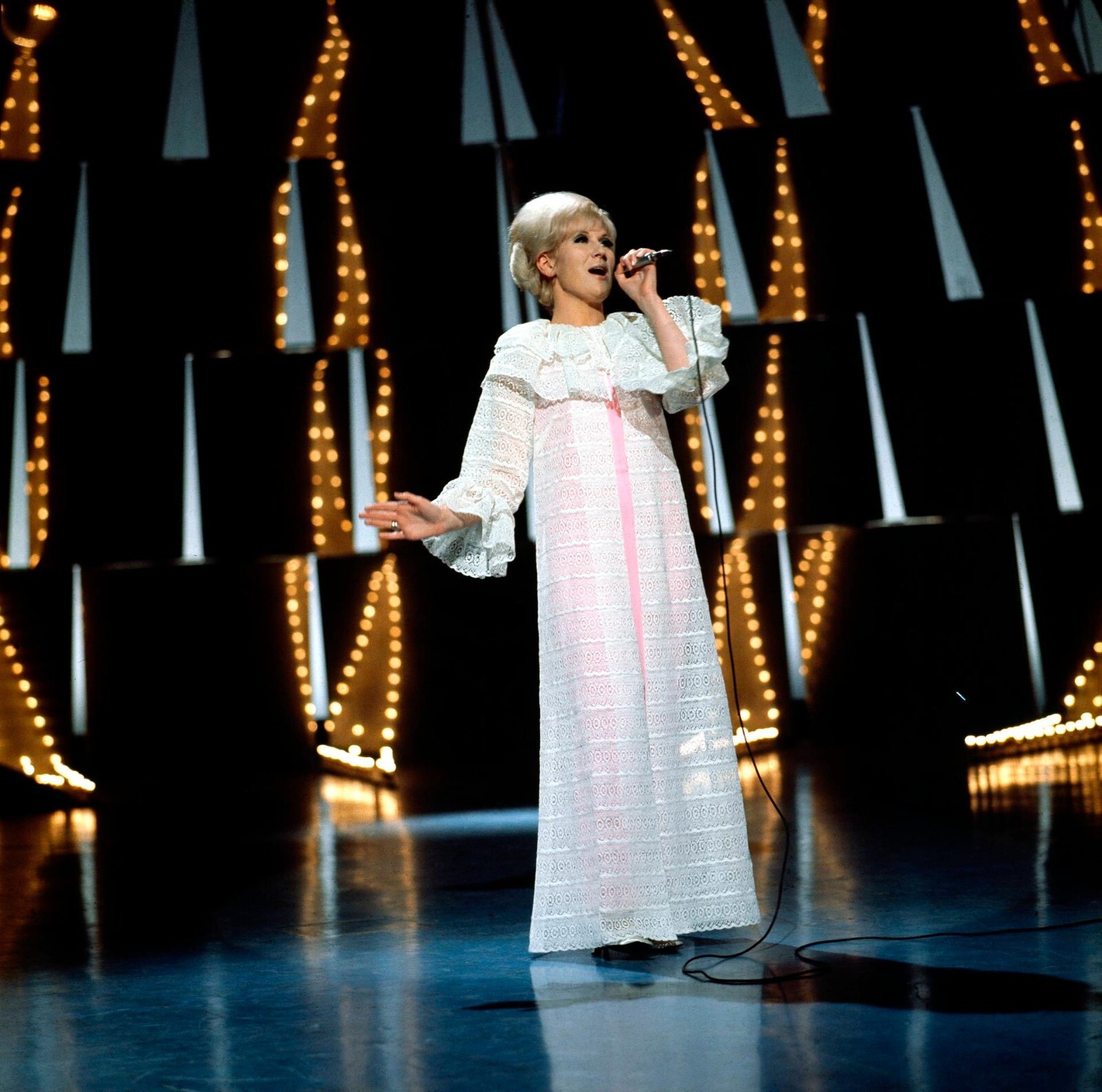 Dusty Springfield performs on 1960\'s TV show in white gown 8x10 inch photo