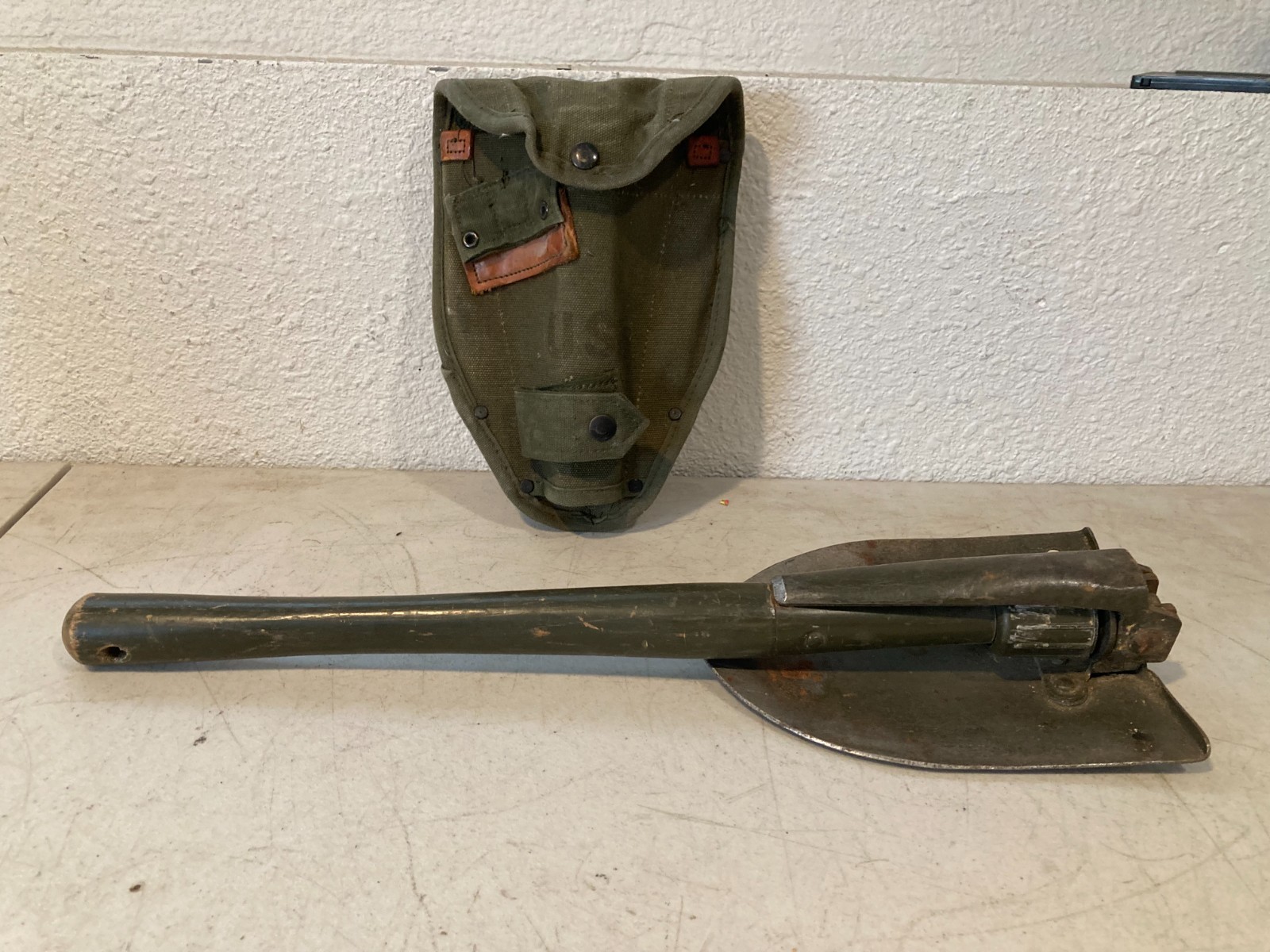 ORIGINAL VIETNAM ERA 1966 AMES E-TOOL W/PICK & CANVAS COVER