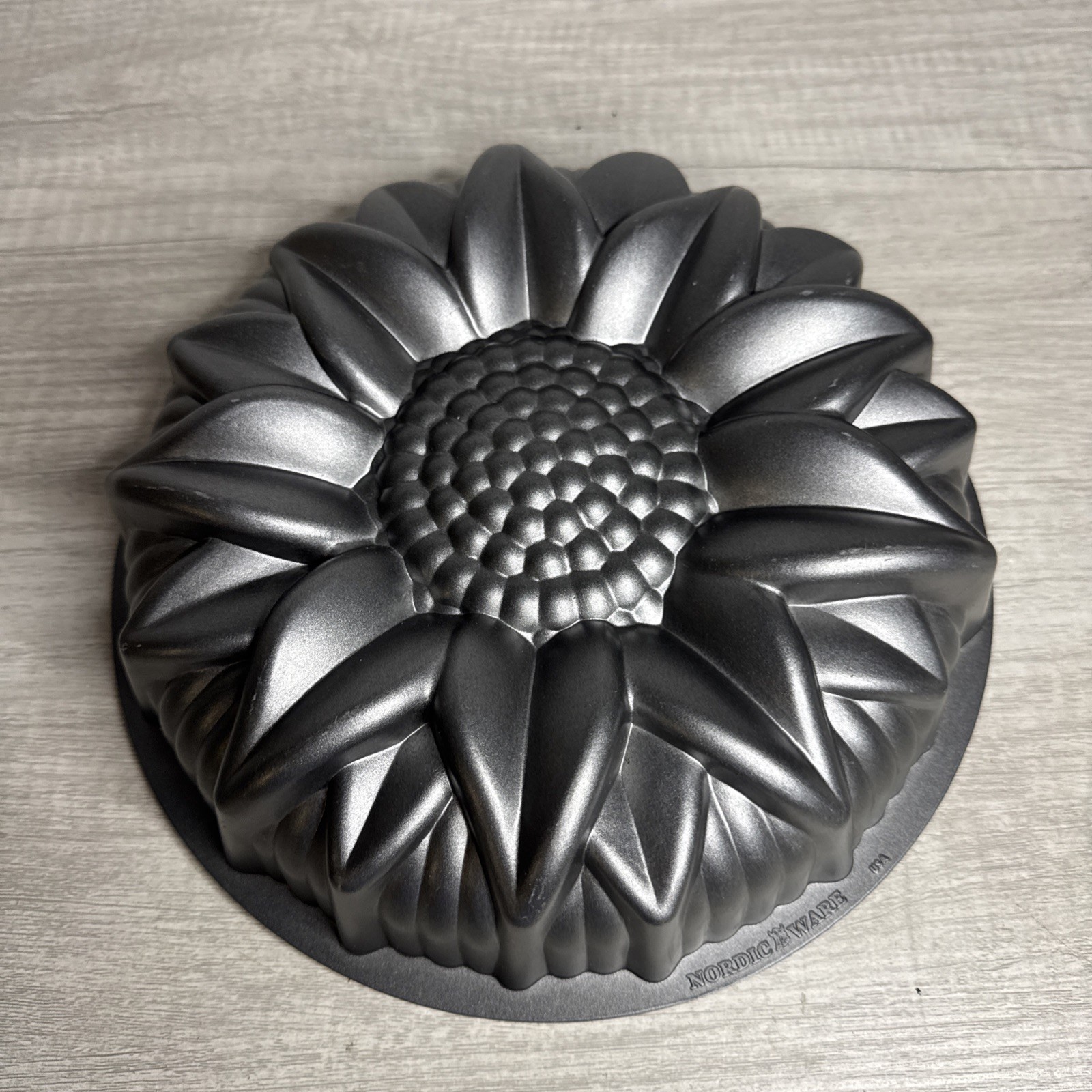 Nordic Ware 10 Cup Sunflower Bundt Cake Pan Dessert Mold Baking EUC