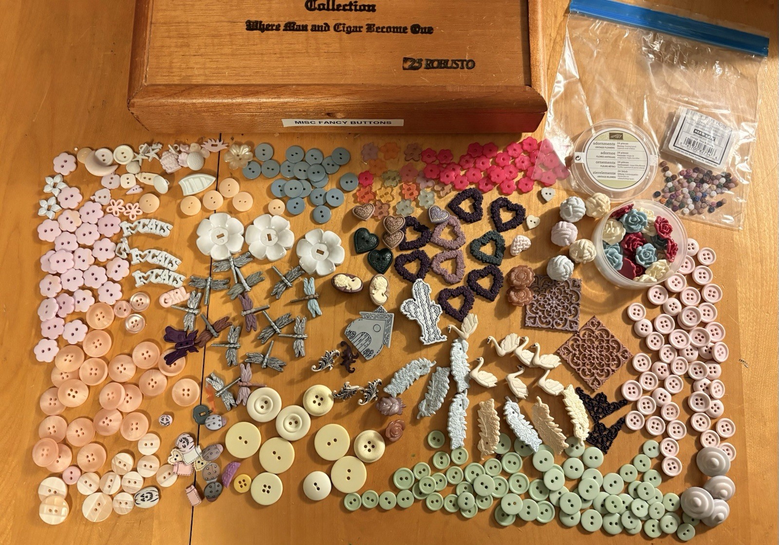 🔥Vintage 2000s Fancy Button Lot Y2K Sewing Craft Embellishments + Cigar Box