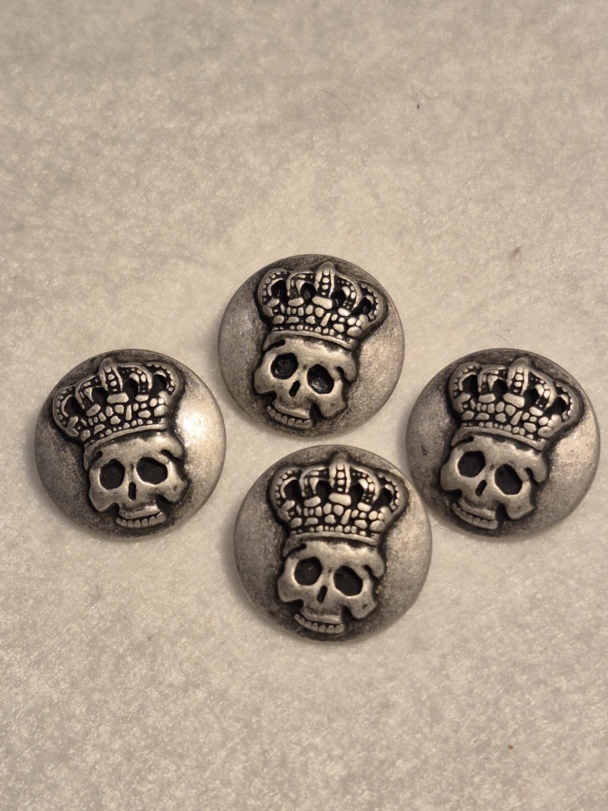Nicky Epstein RARE SKULL KING shank Buttons.  Lot Of 4 Pewter.  1/2\