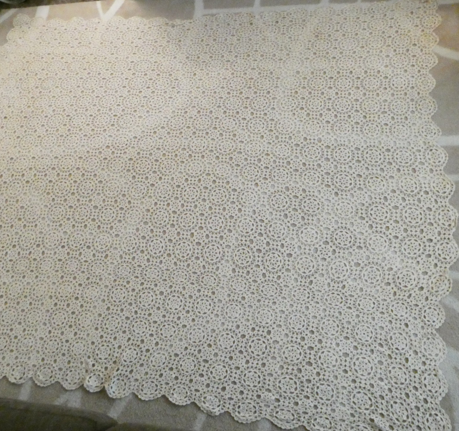 Large Handmade Beige Crochet Lace Tablecloth 88x98 Excellent Condition
