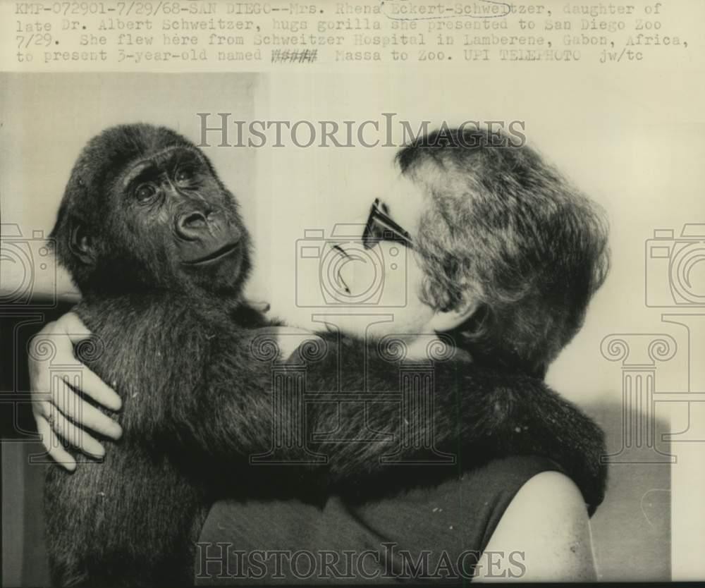 1968 Press Photo Rhea Eckert-Schweitzer hugs a gorilla in San Diego - lrx52519