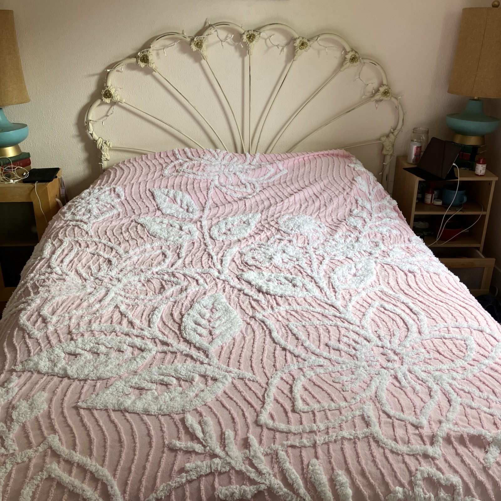 Vintage Pink Chenille Bedspread White Floral Beautiful Condition 120x120 Vintage Pink Chenille Bedspread White Floral Beautiful Condition 120x120