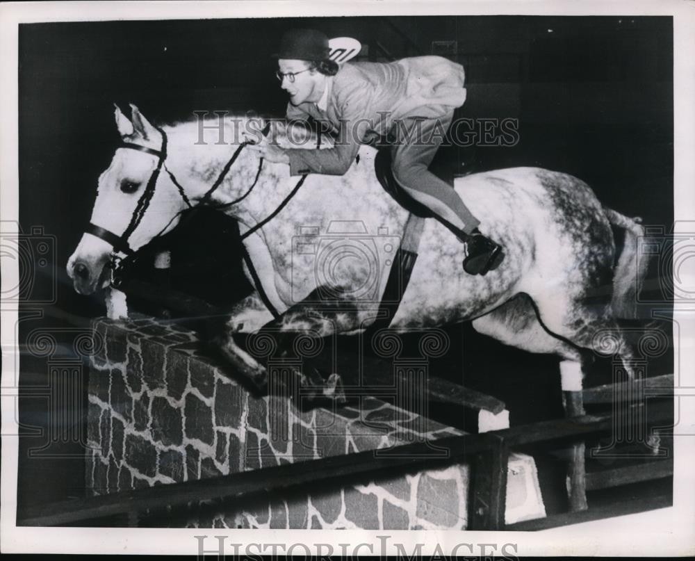 1951 Press Photo Mrs John Lie on Safety Call at National Horse Show in NYC