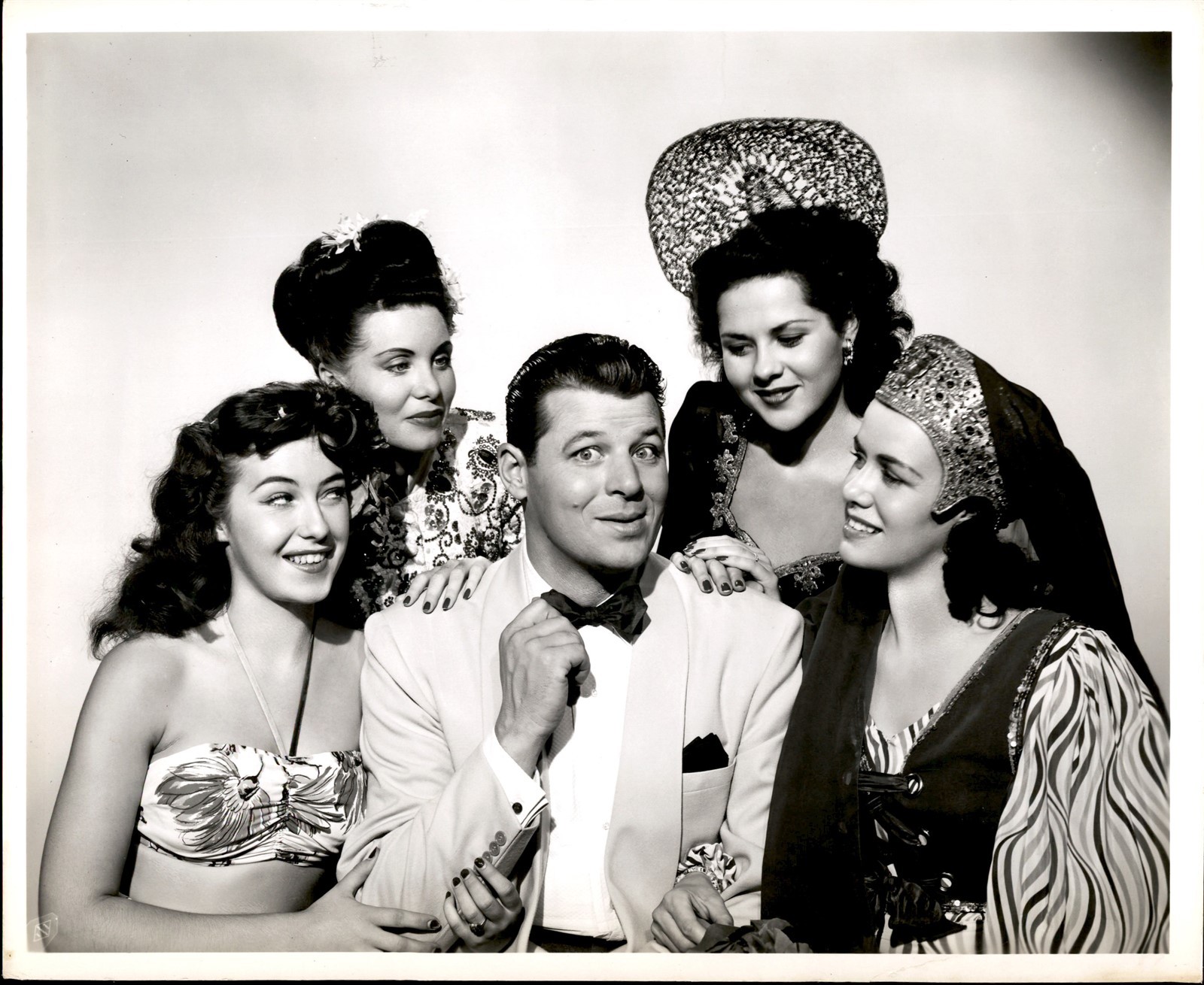 LMPE30 Orig Photo HANDSOME ACTOR JACK CARSON & UNKNOWN BEAUTIFUL WOMEN STARLETS
