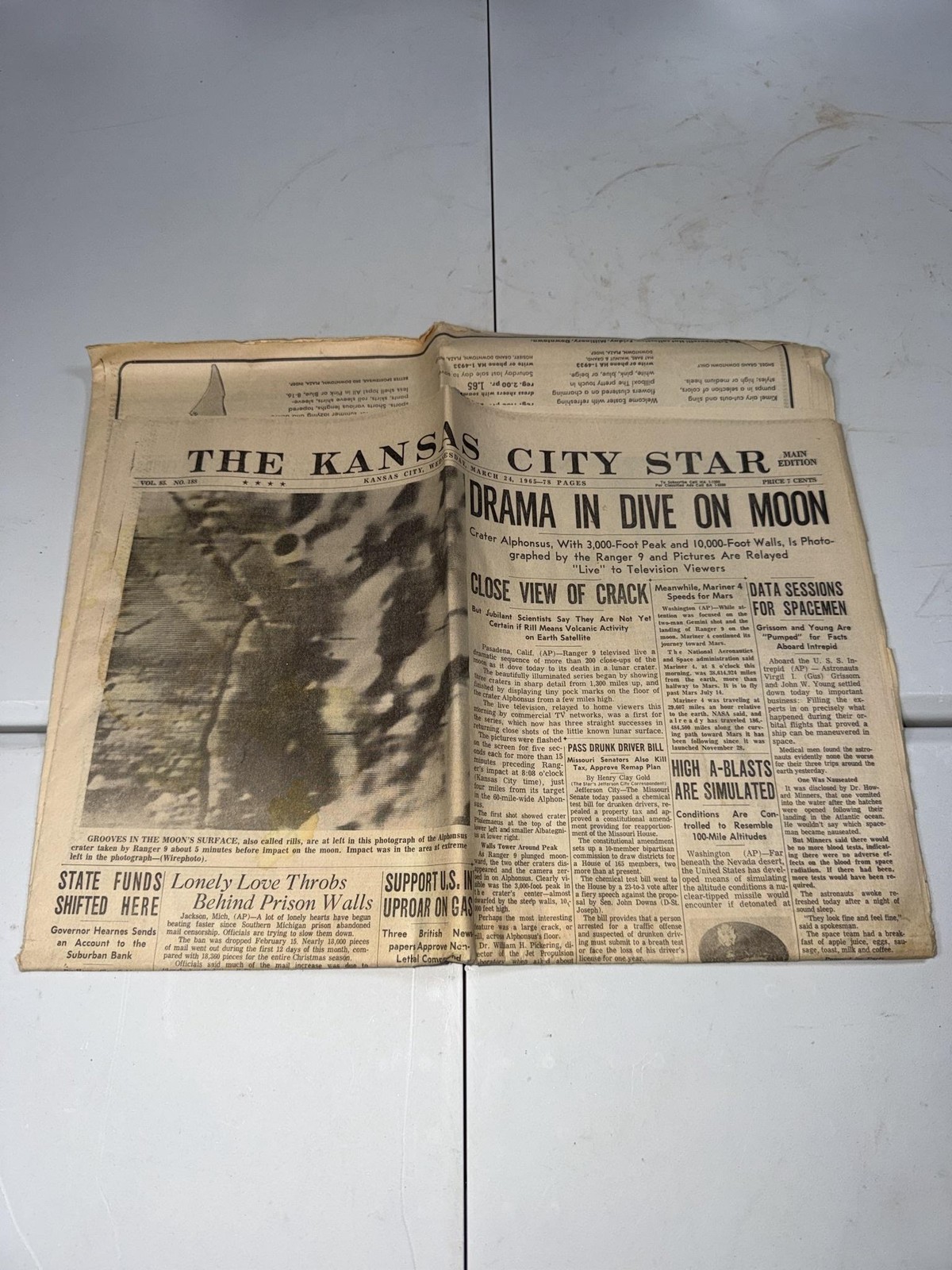 Vintage 1965 Kansas City Star Newspaper Drama In Dive On Moon NASA Space Story