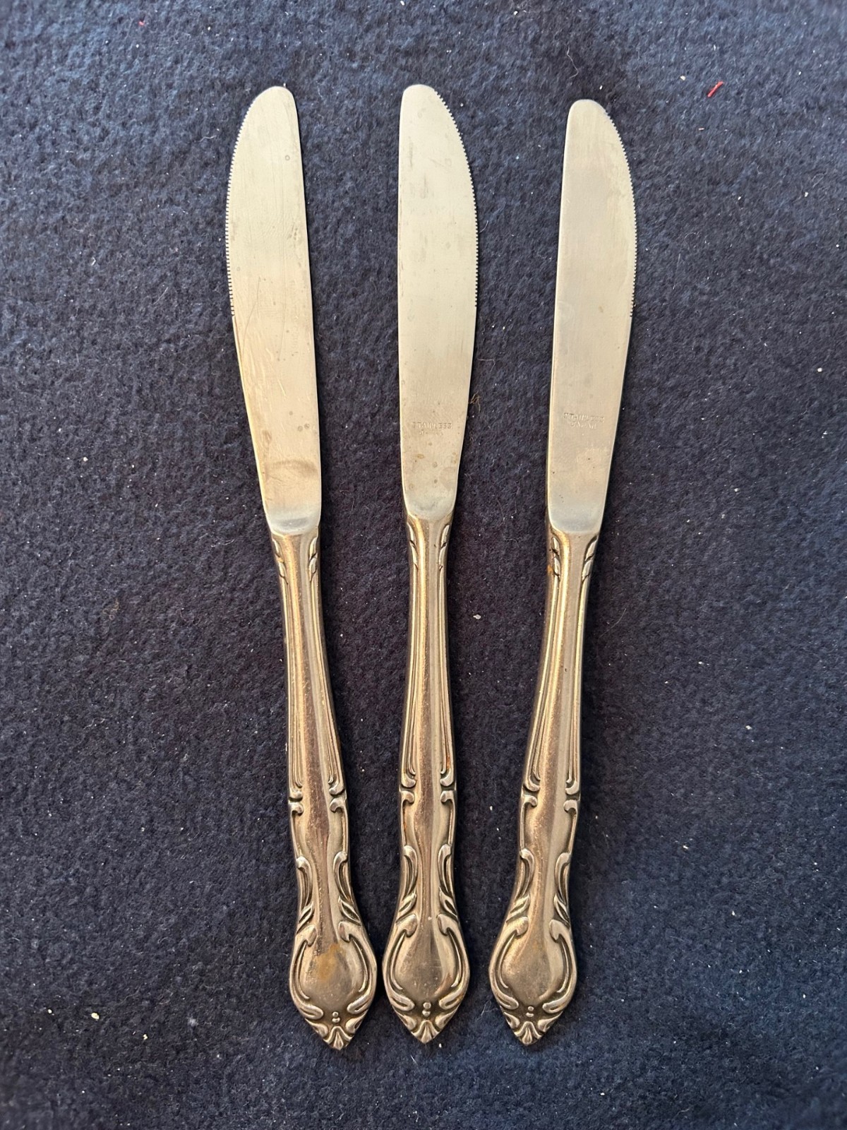 Three Hampton Court dinner knives (8 7/8\
