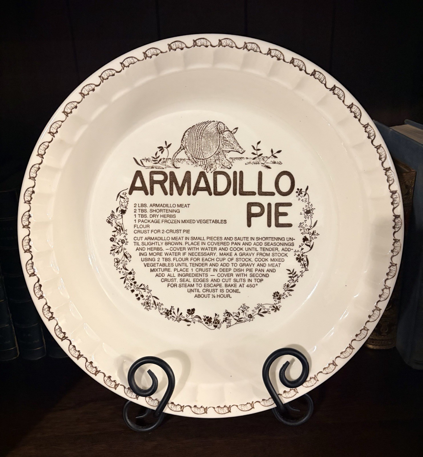 NEAR MINT Vtg Royal China Co. Armadillo Pie Recipe Collectible Ceramic Pie Dish