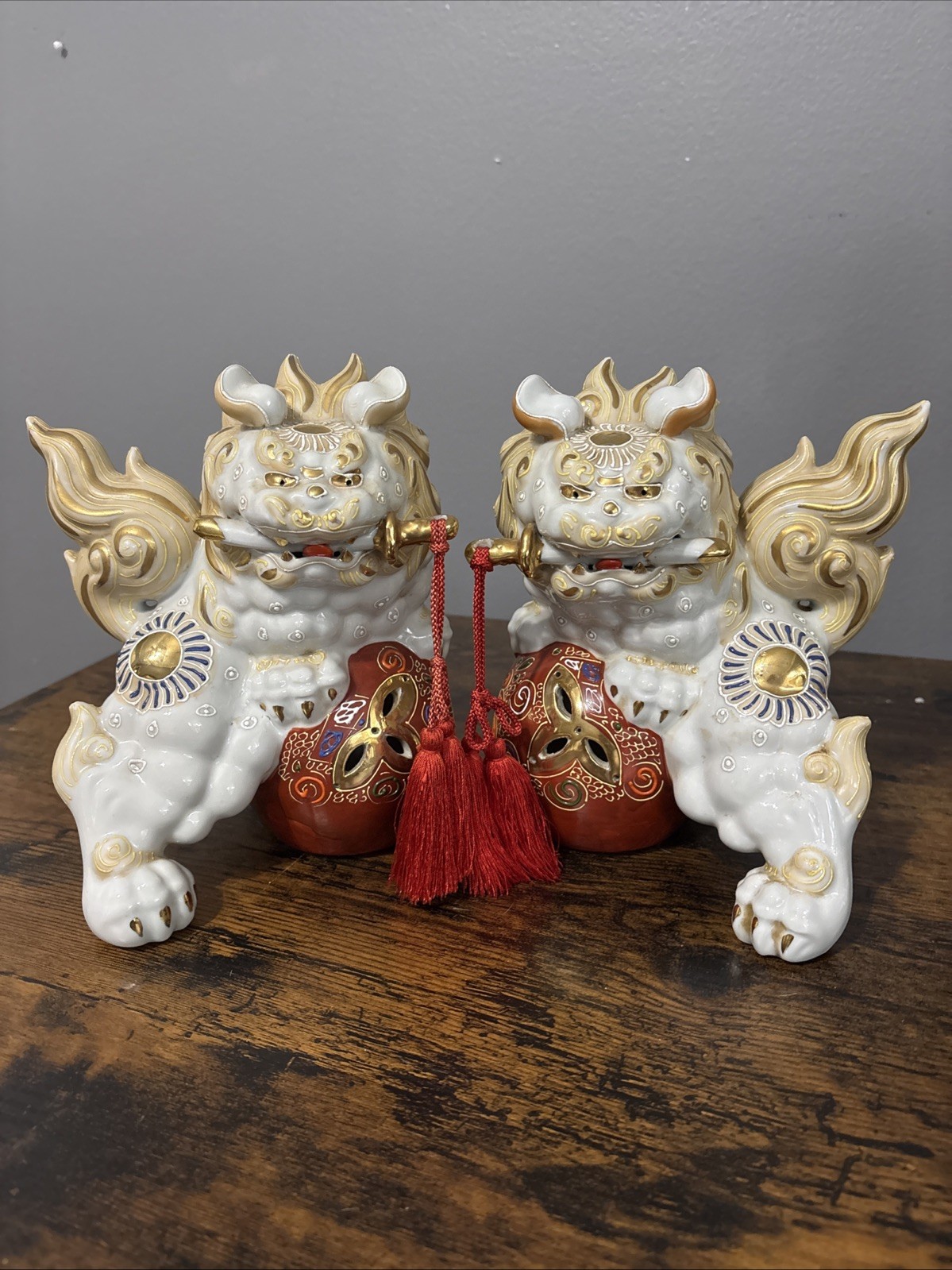 VTG PAIR KUTANI WARE SHISHI GUARDIAN LION FIG HAND PAINTED HEAVY GOLD MORIAGE