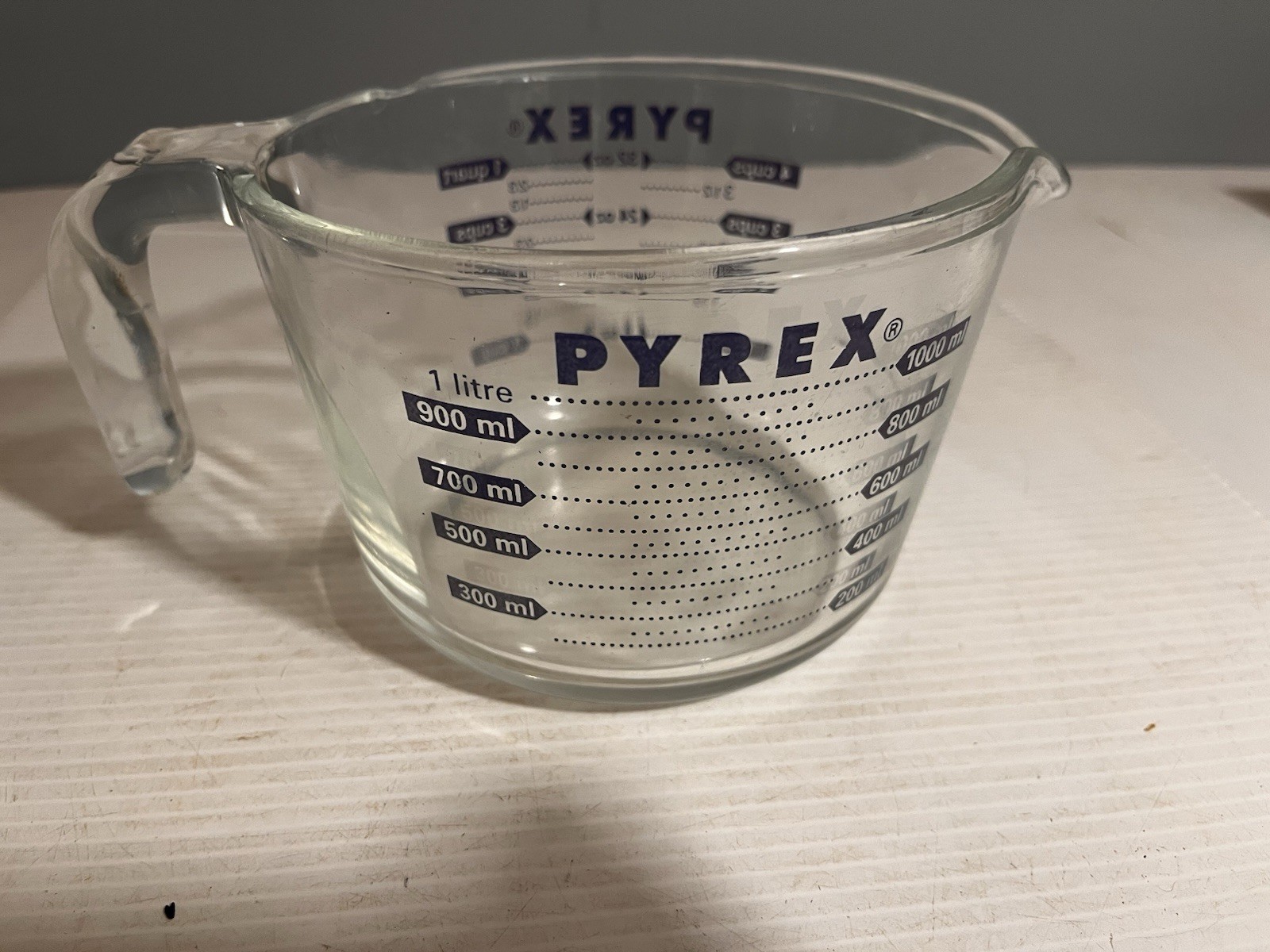 Vintage 1960s PYREX 4 Cup Glass Measuring Cup 1 Quart #532 Blue Lettering Chip