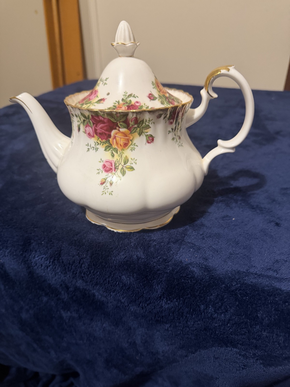 VINTAGE ROYAL ALBERT BONE CHINA OLD COUNTRY ROSES 1962 TEA POT IN GREAT CONDTION