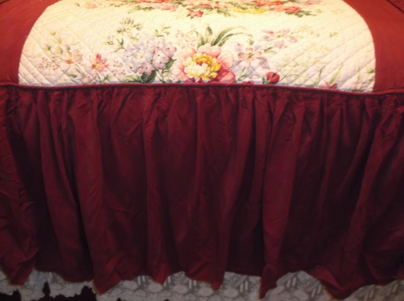 VINTAGE 1940\'S  /  1950\'s  FLORAL QUILTED TWIN BEDSPREAD