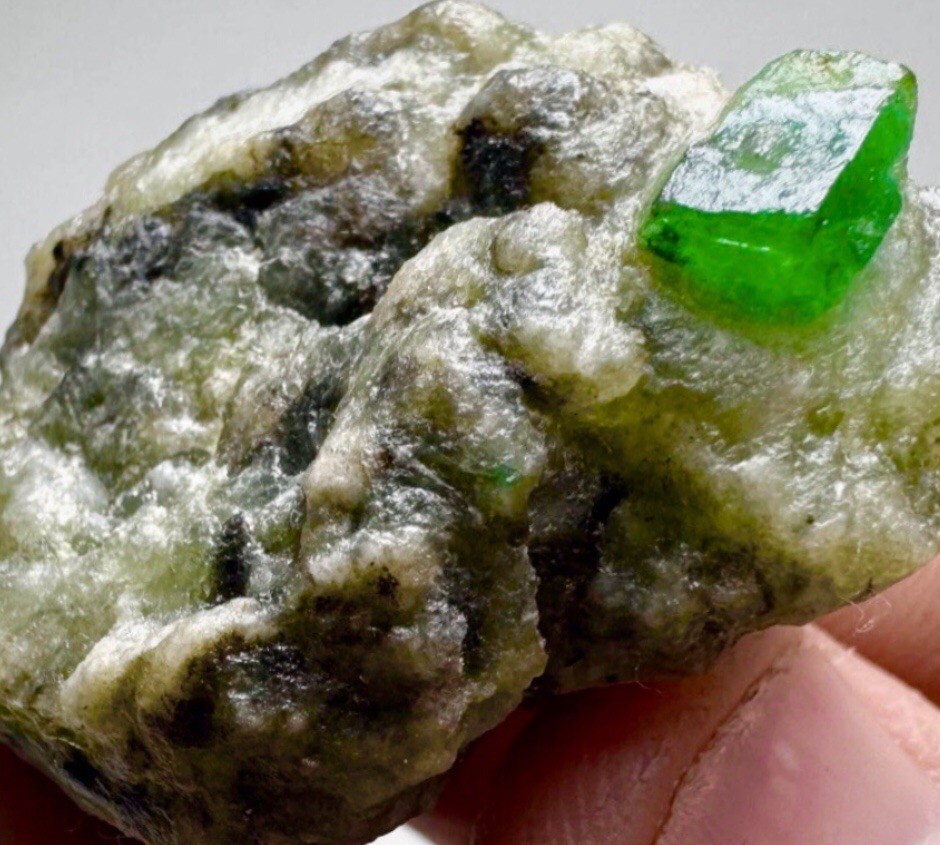 BRILLIANT RAW LUSTROUS KASHMIR FACET QUALITY GREEN EMERALD CRYSTAL GEMSTONE+gift