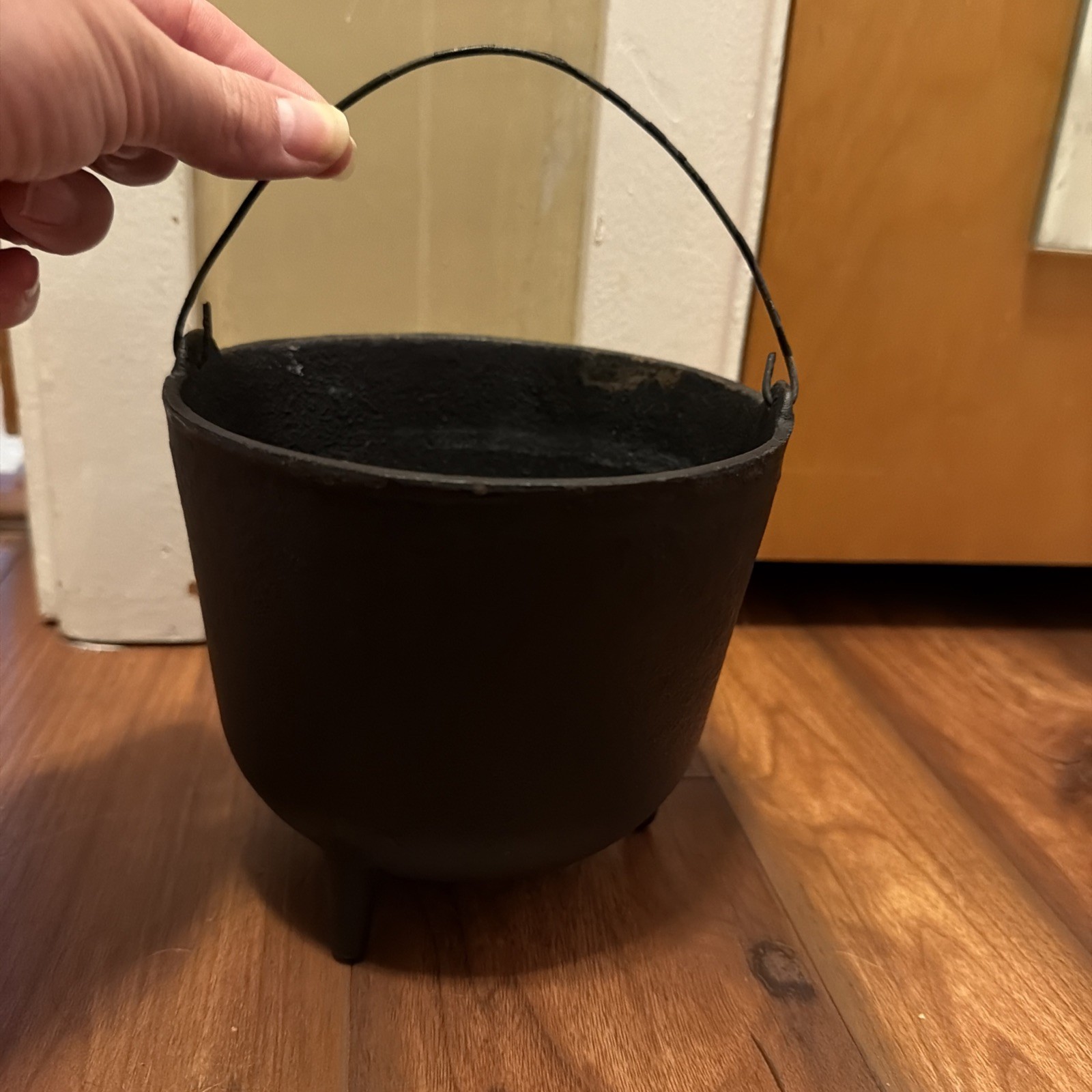 RARE ANTIQUE VINTAGE 1800s CAST IRON  POT/KETTLE CAULDRON 3 LEGS