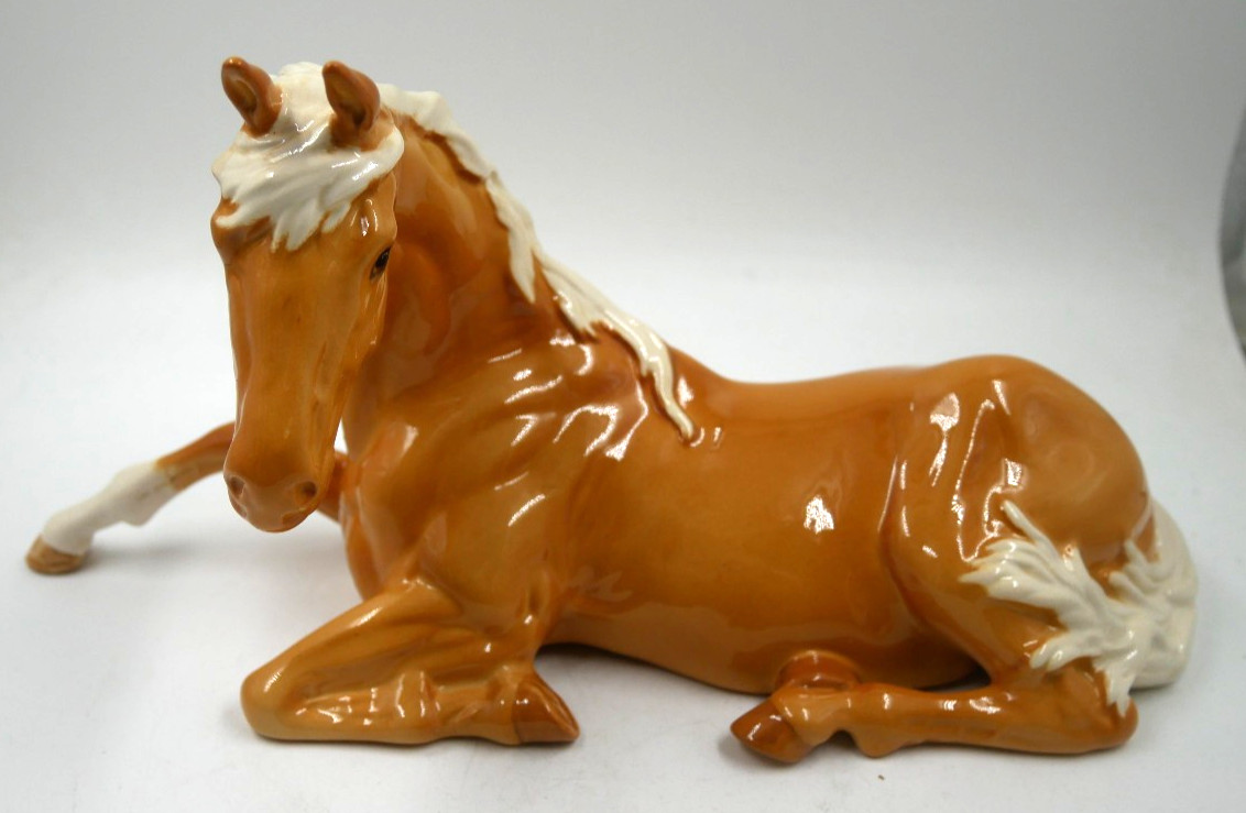 RARE BEAUTIFUL BESWICK POTTERY GLOSS PALOMINO HORSE LYING SPIRIT OF PEACE 2916