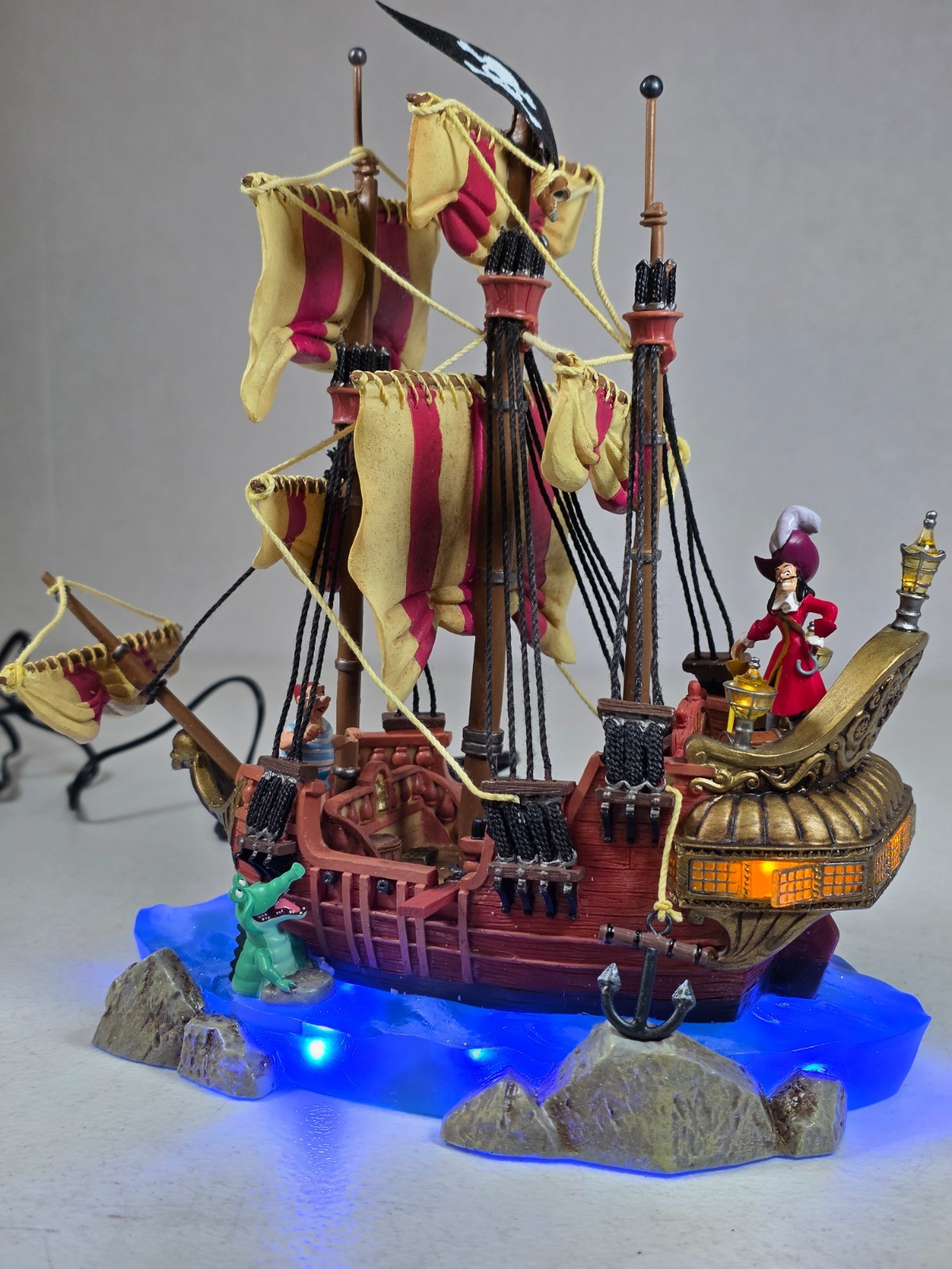 Disney\'s Captain Hook/Peter Pan Light Up Pirate Ship Jolly Roger Funmark
