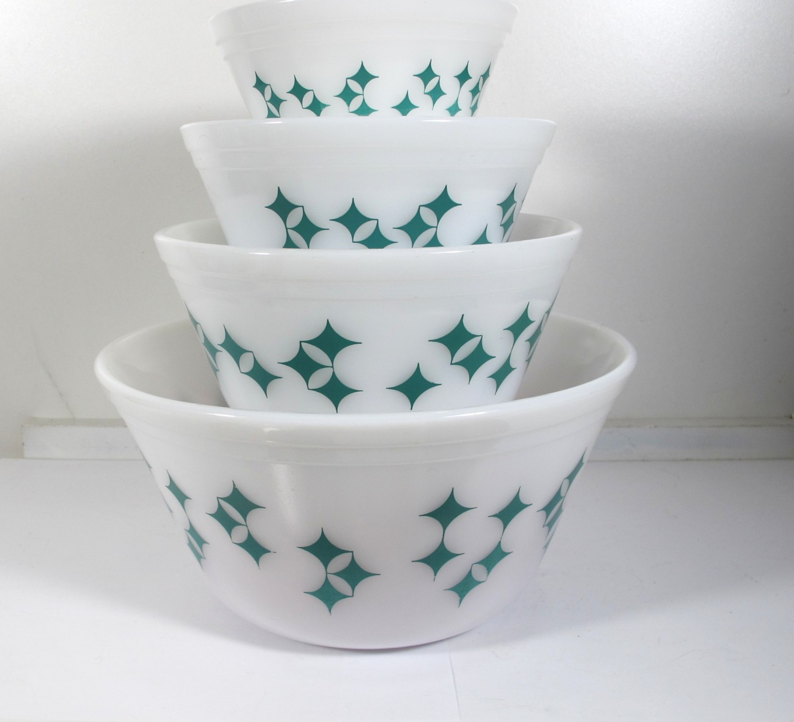 VINTAGE FEDERAL GLASS DIAMOND STAR  ATOMIC TEAL MIXING BOWL GLASS 5\