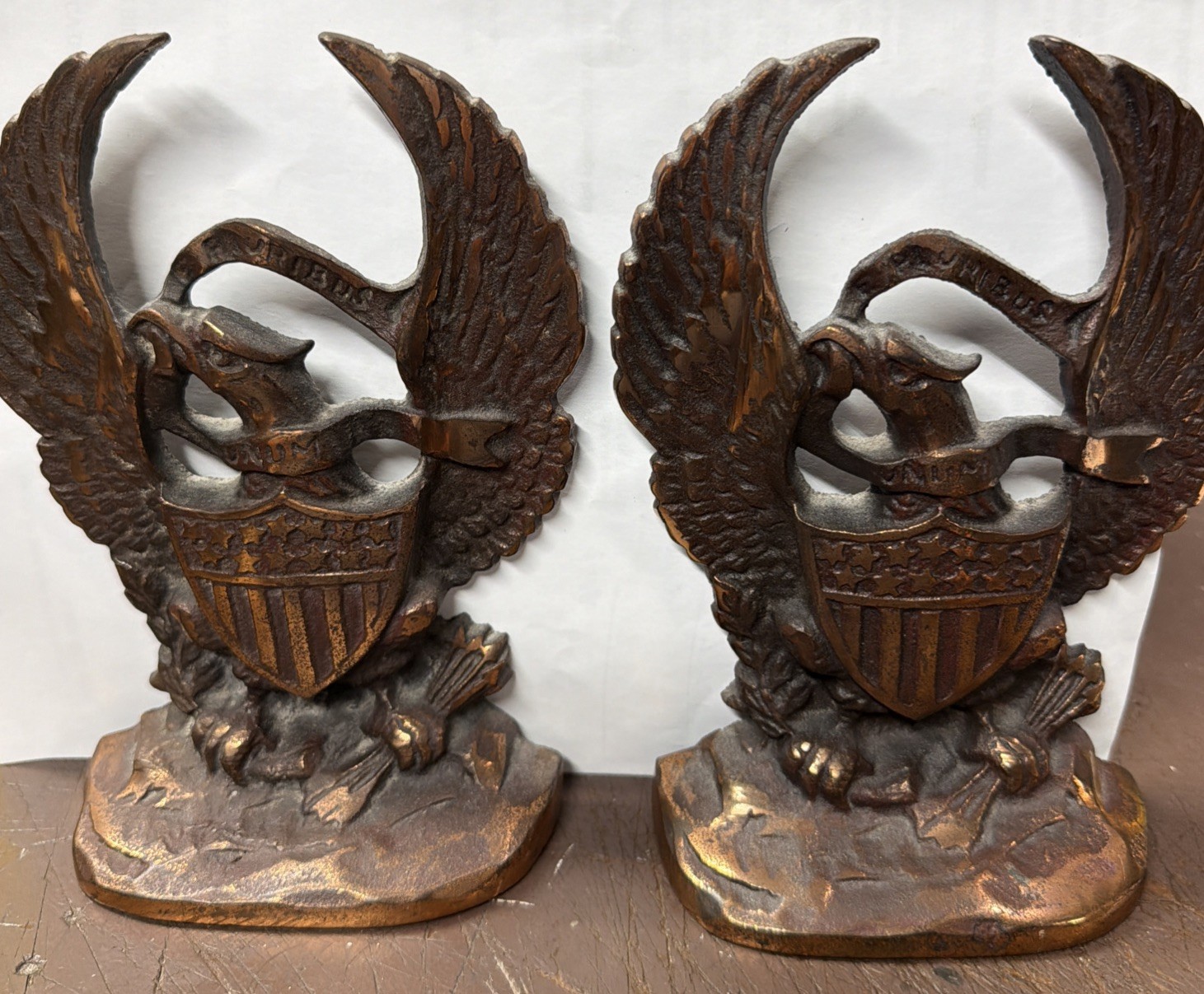 VINTAGE CAST IRON PATRIOTIC AMERICAN WAR EAGLE E PLURIBUS UNUM SHIELD BOOKENDS