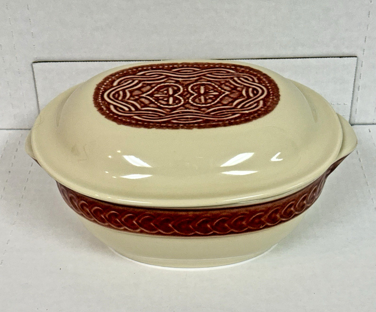 LONGABERGER CERAMIC 2QT CASSEROLE WITH ORIGINAL LID IVORY & PAPRIKA RED ACCENTS