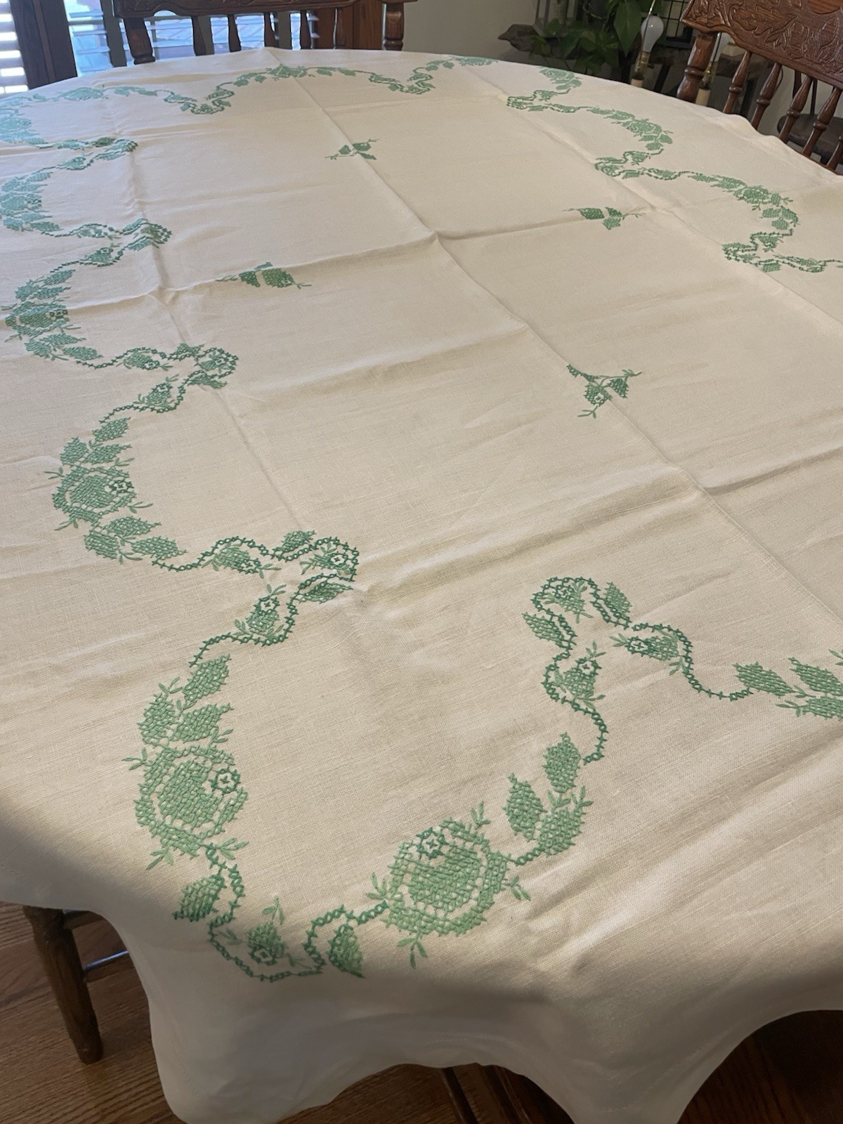 Vtg Cross Stitch Tablecloth Green Off-White Linen Tablecloth 46x66” Floral Heart