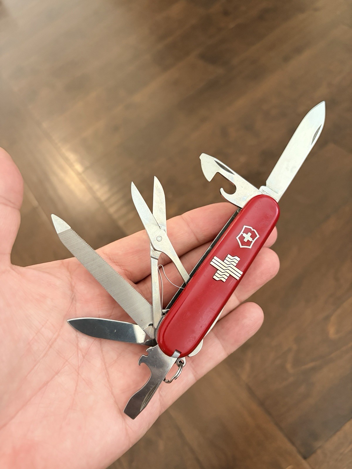 Victorinox Mountaineer w/ Swiss Flag Metal Embelm - Excellent 