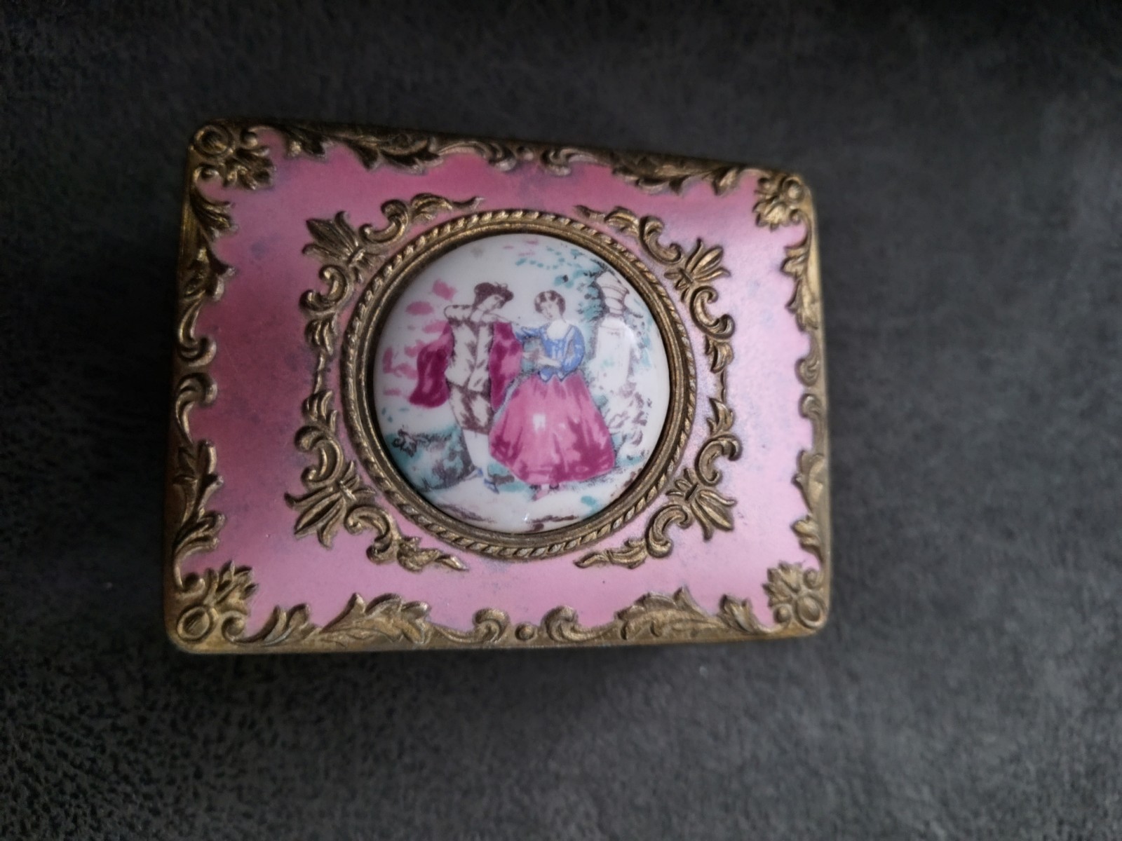 VTG VICTORIAN REV COURTING COUPLE CERAMIC METAL EMBOSSED PINK & GOLD TRINKET BOX