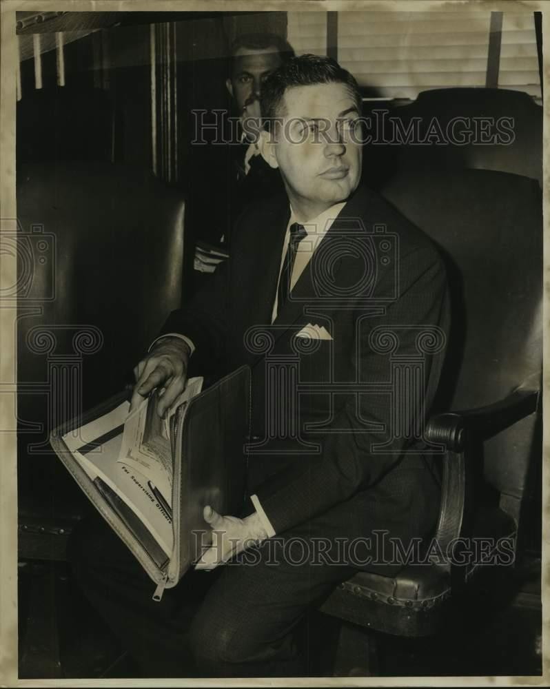 1964 Press Photo William E. Dunn holding folder full of documents in a courtroom 1964 Press Photo William E. Dunn holding folder full of documents in a courtroom